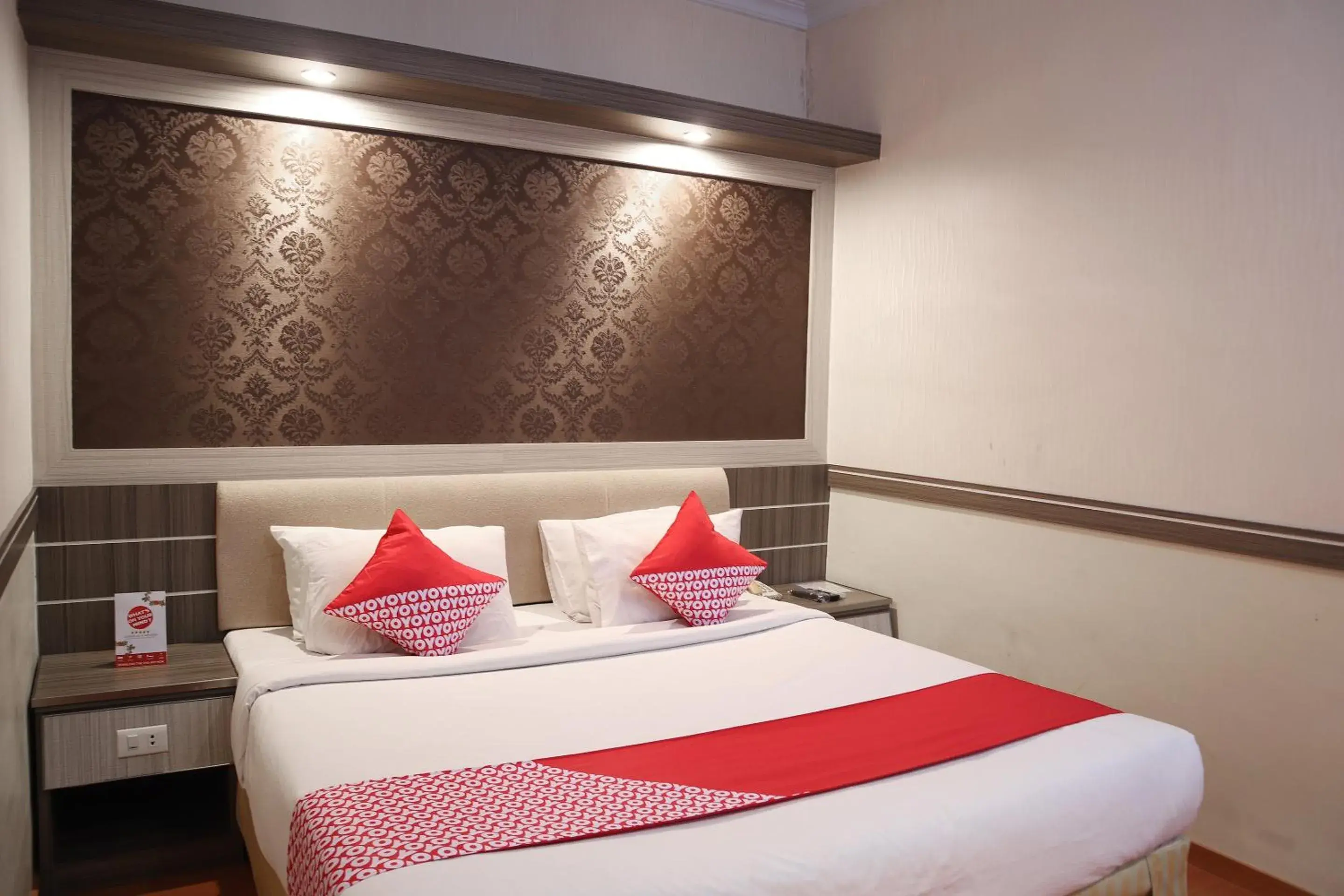 Bedroom in OYO 742 Mona Plaza Hotel Bedroom in OYO 742 Mona Plaza Hotel