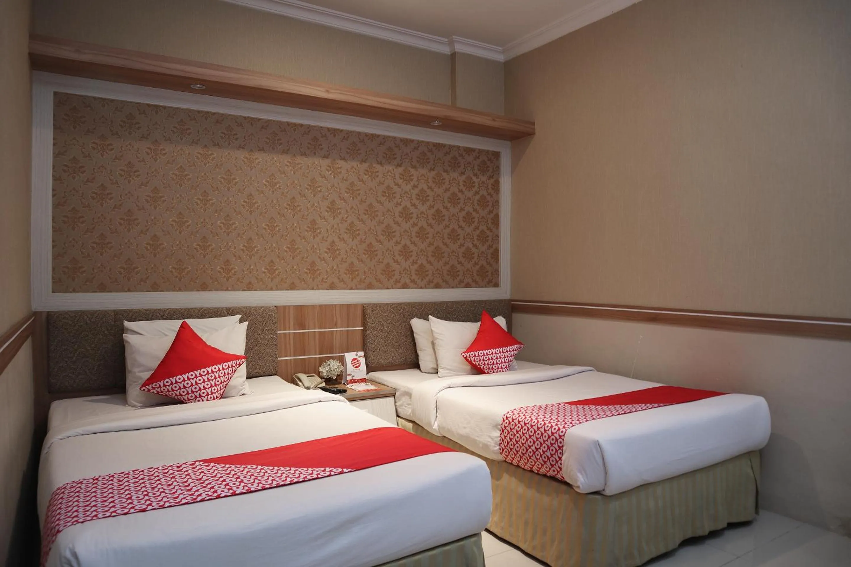 Bedroom in OYO 742 Mona Plaza Hotel