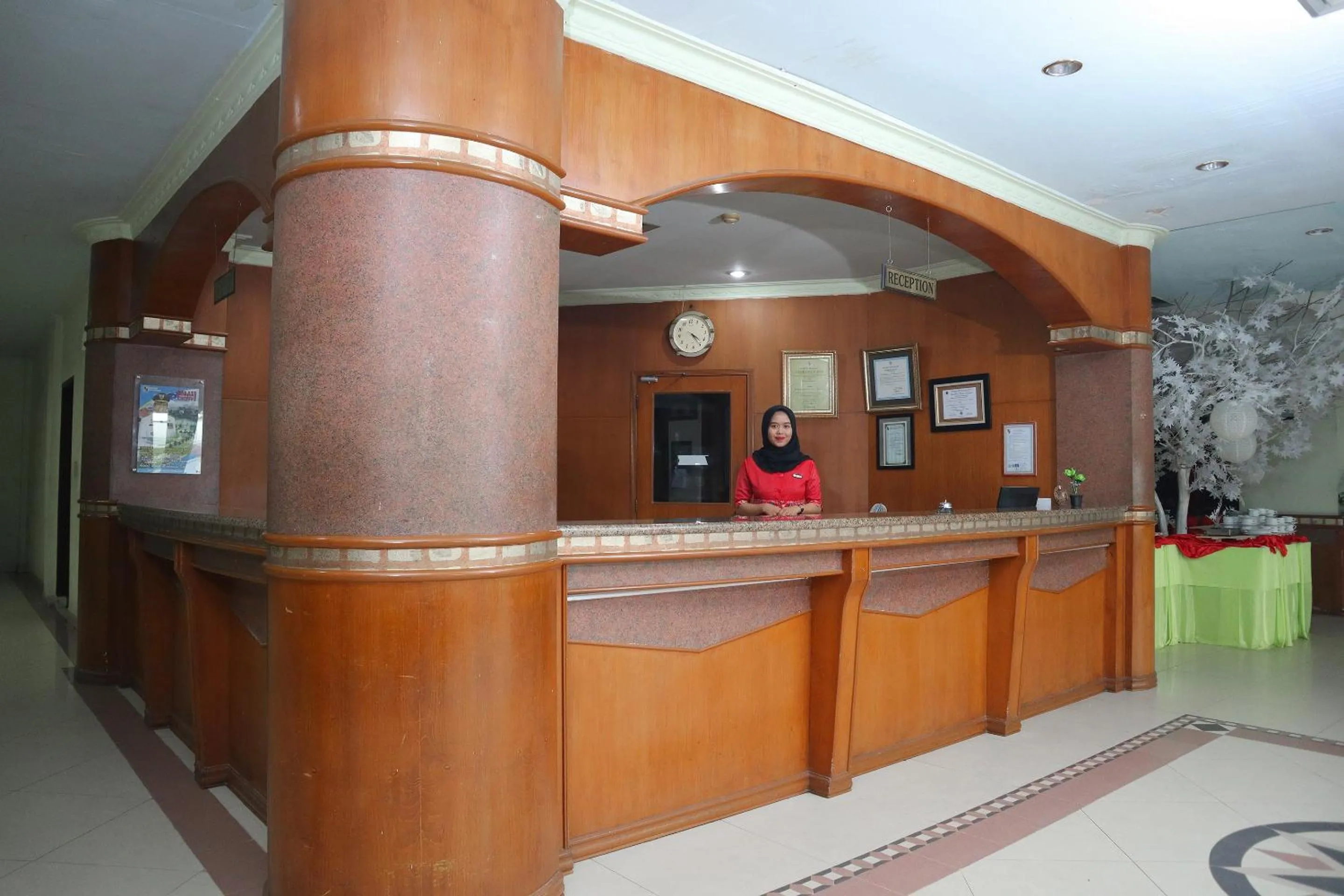 Lobby or reception in OYO 742 Mona Plaza Hotel