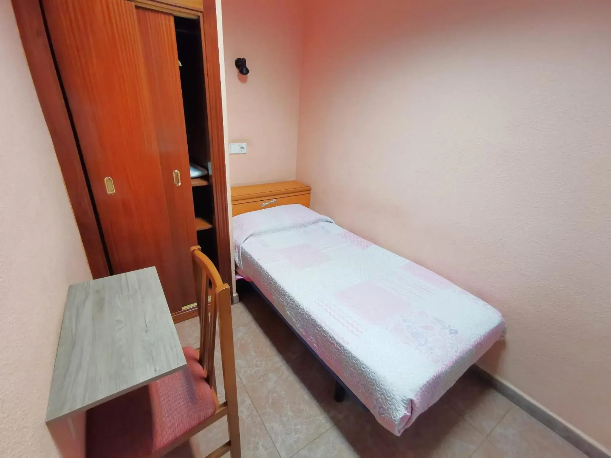 Single Room with Shared Bathroom in Casa de Huespedes La Asturiana Single Room with Shared Bathroom in Casa de Huespedes La Asturiana