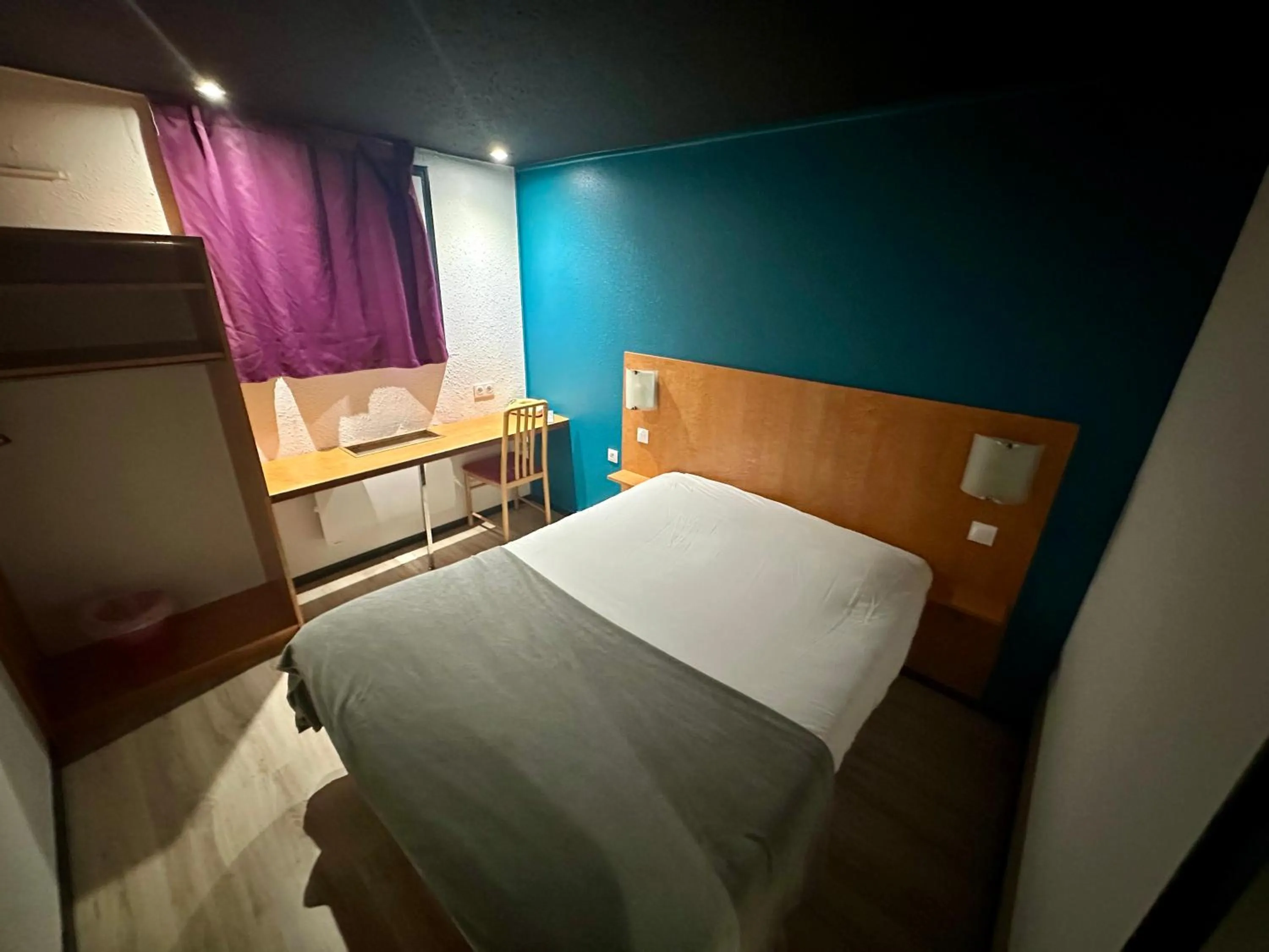 Bed in Hôtel Restaurant le Privilège - authentic by balladins