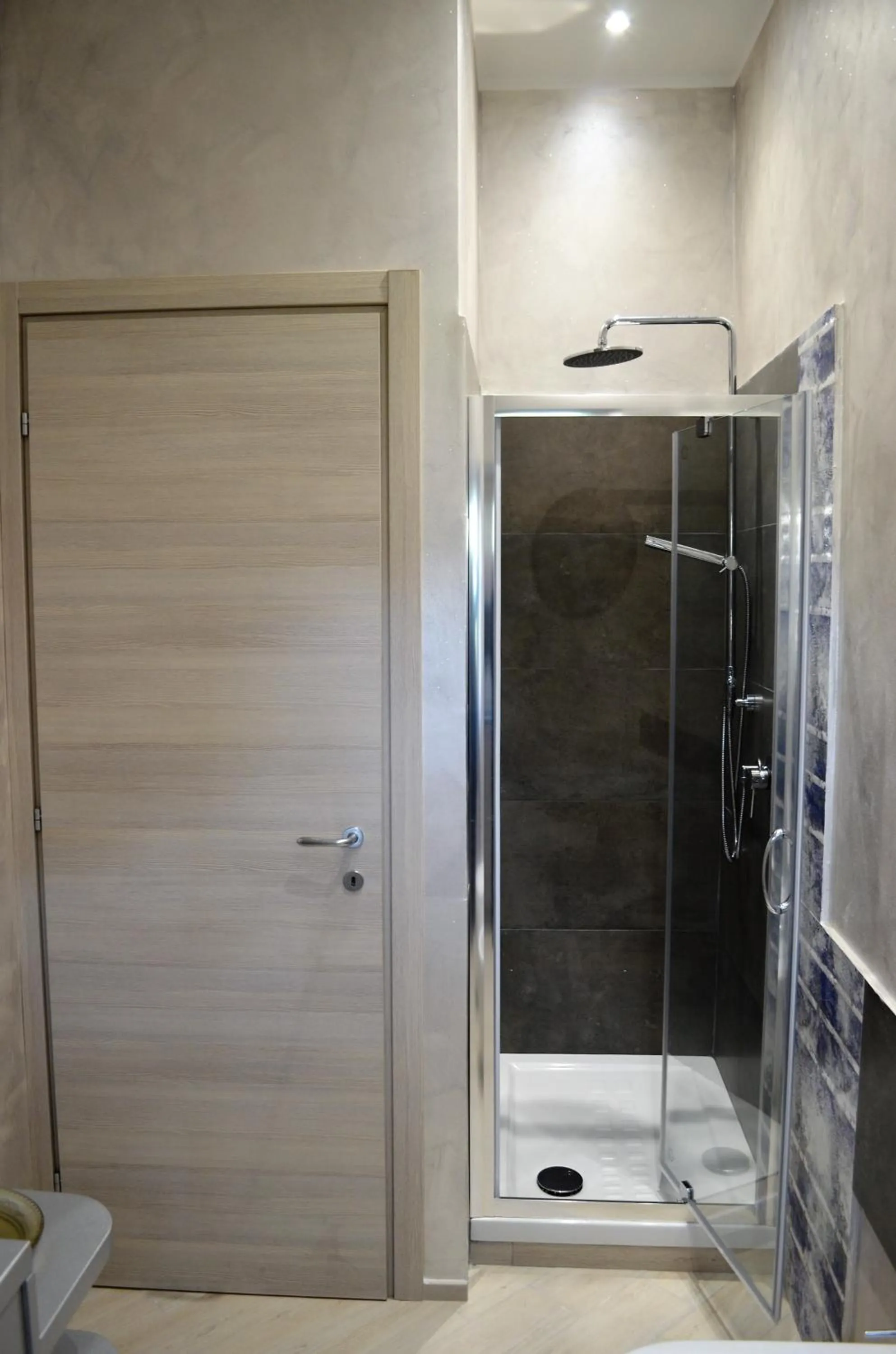 Shower in Il giardino di Elena