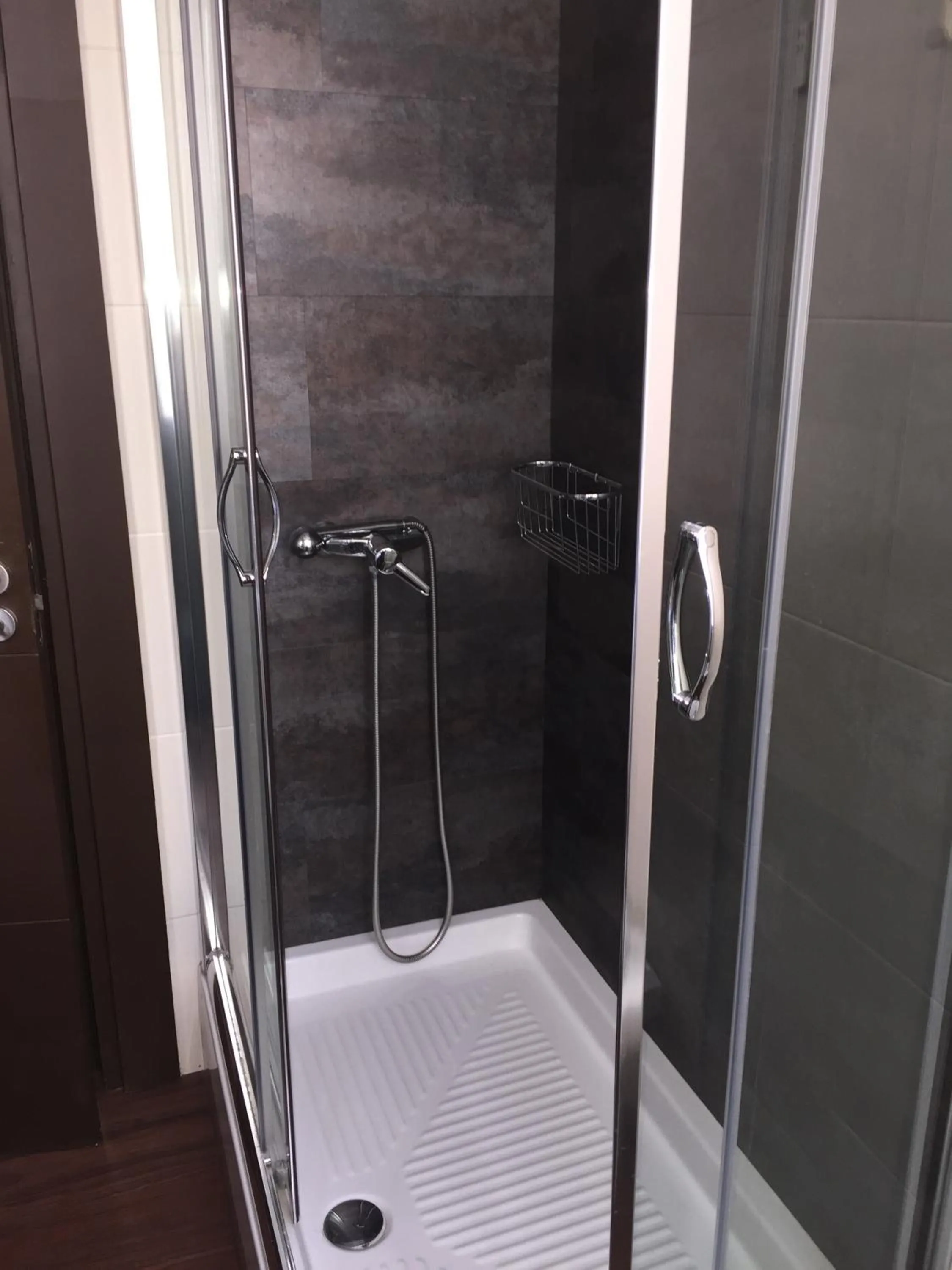 Shower in Hostal Larios