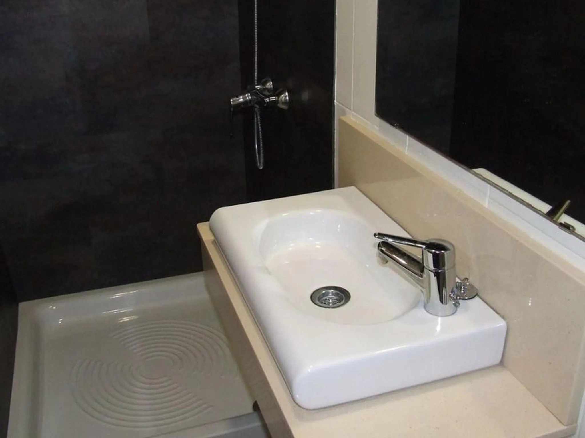 Shower in Hostal Larios