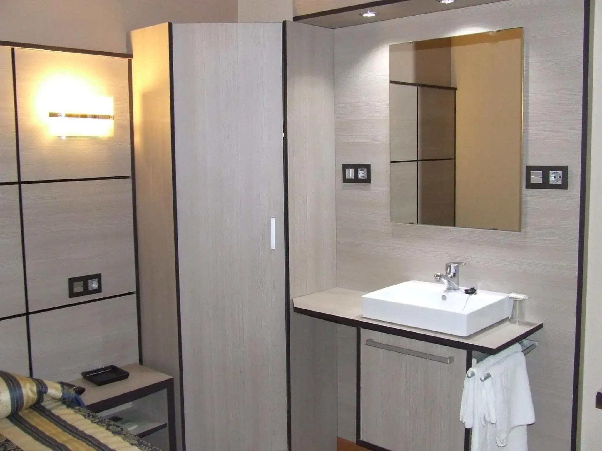 Single Room with Shared Bathroom in Hostal Larios Single Room with Shared Bathroom in Hostal Larios