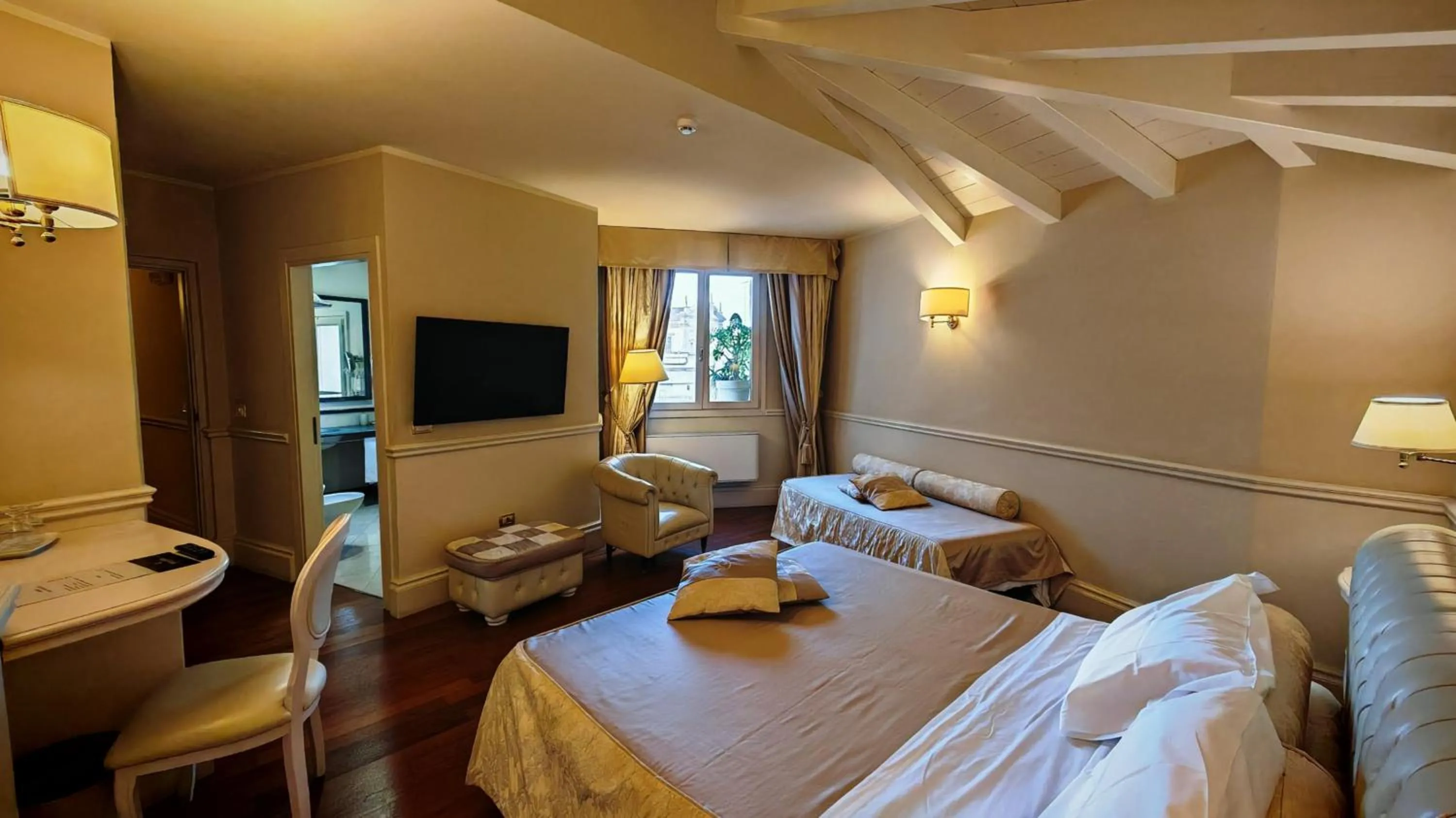 Bed in Suite Hotel Santa Chiara