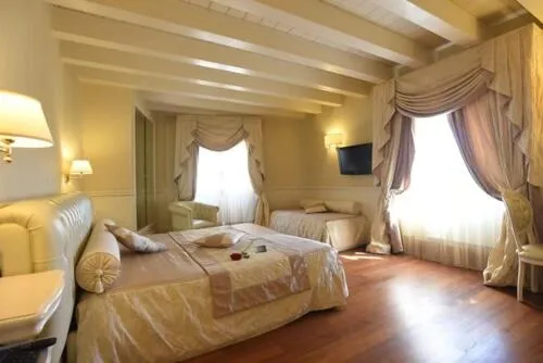 Bed in Suite Hotel Santa Chiara