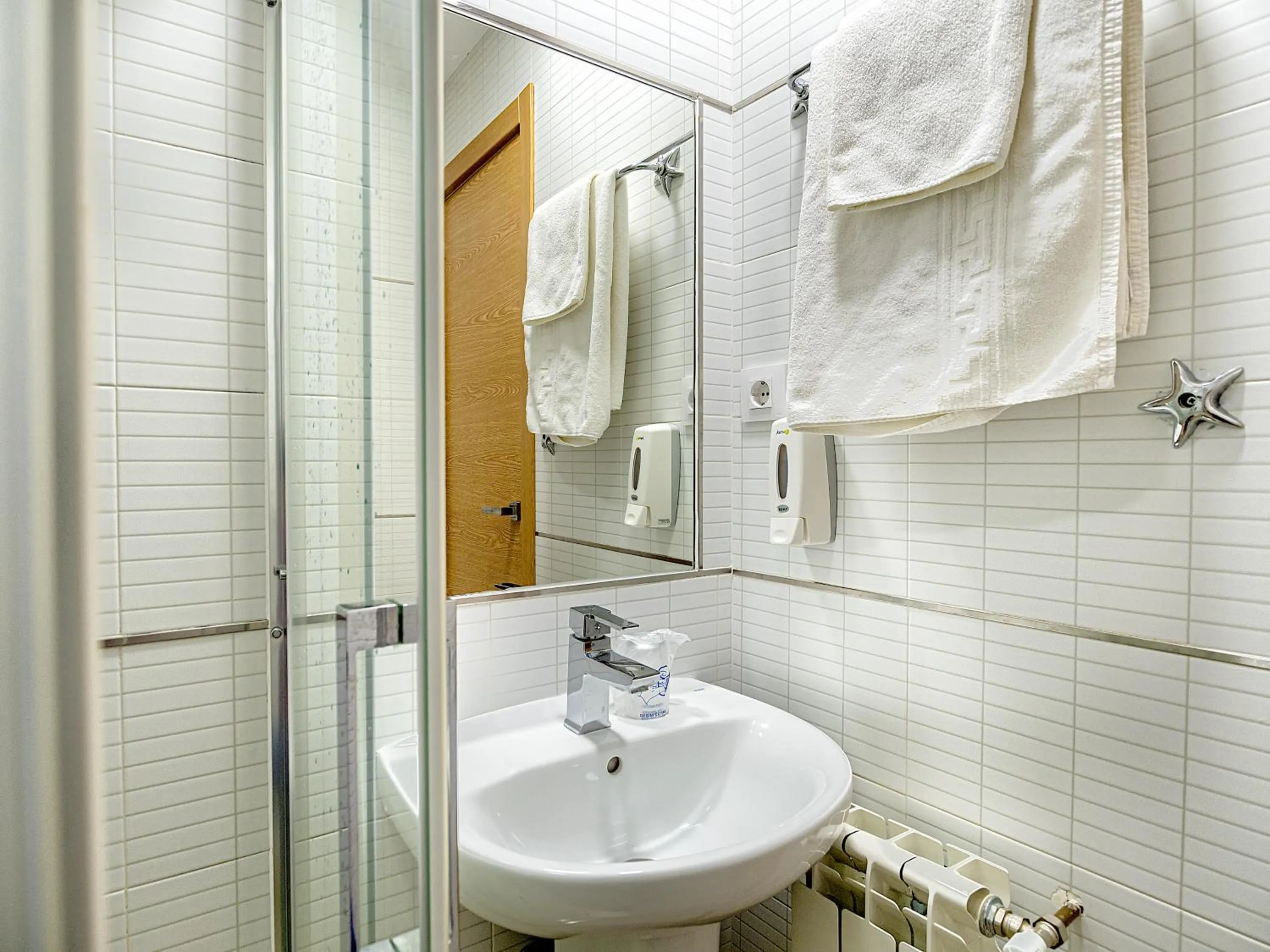 Shower in Hostal Real Aranjuez