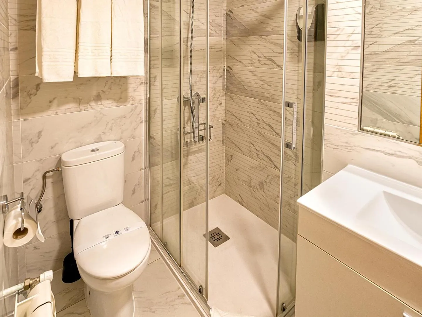 Shower in Hostal Real Aranjuez