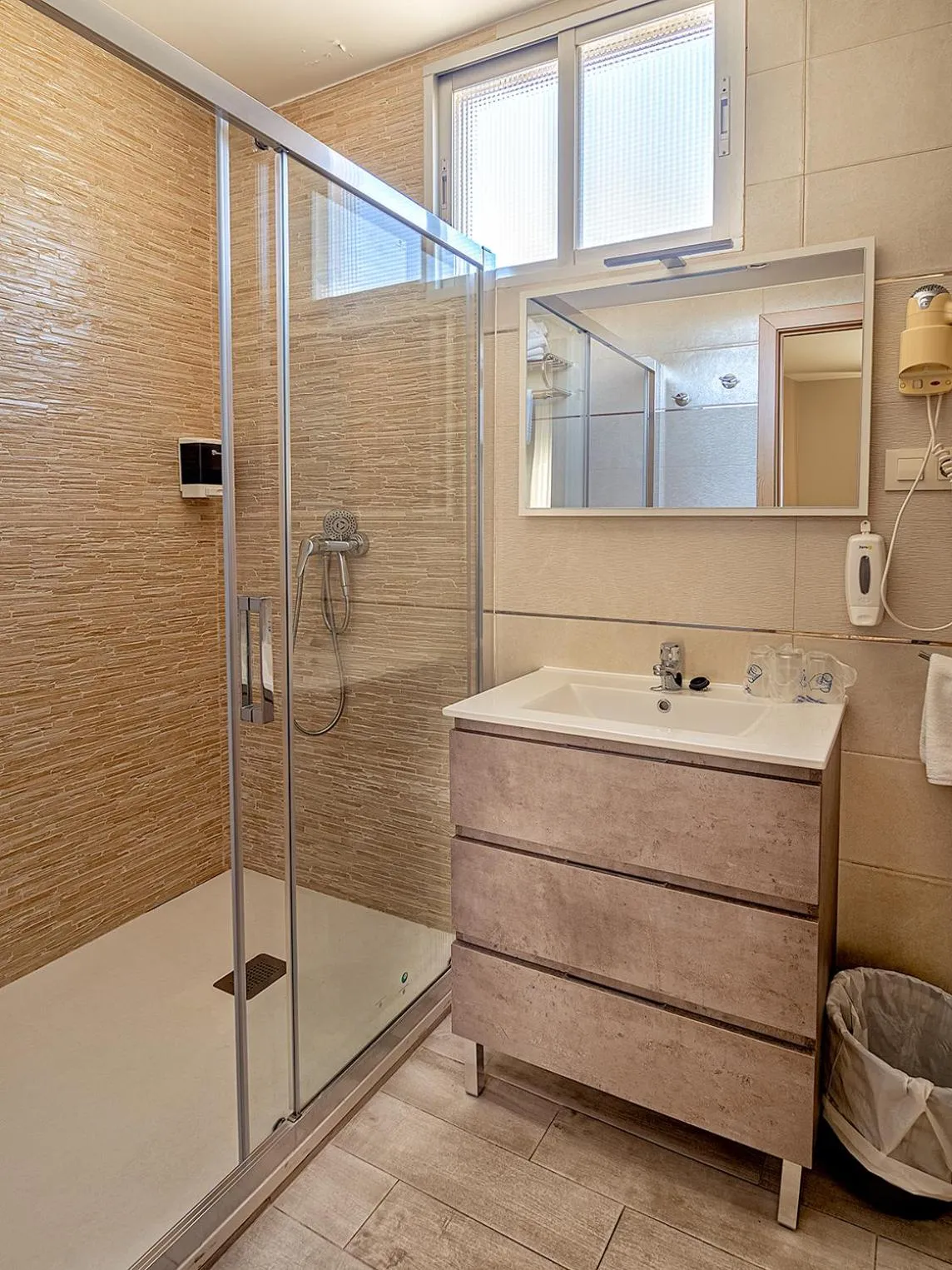 Shower in Hostal Real Aranjuez