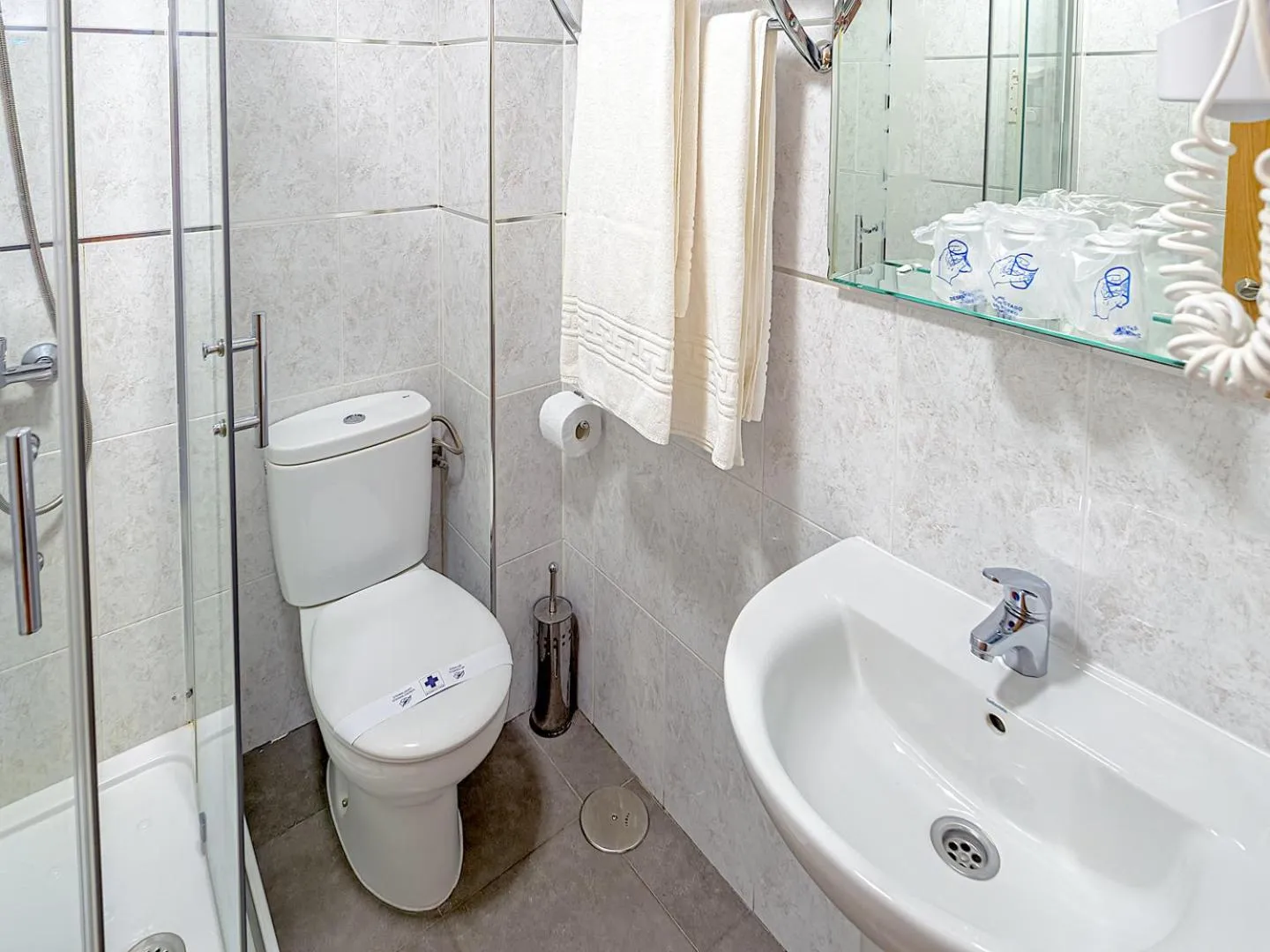 Shower in Hostal Real Aranjuez