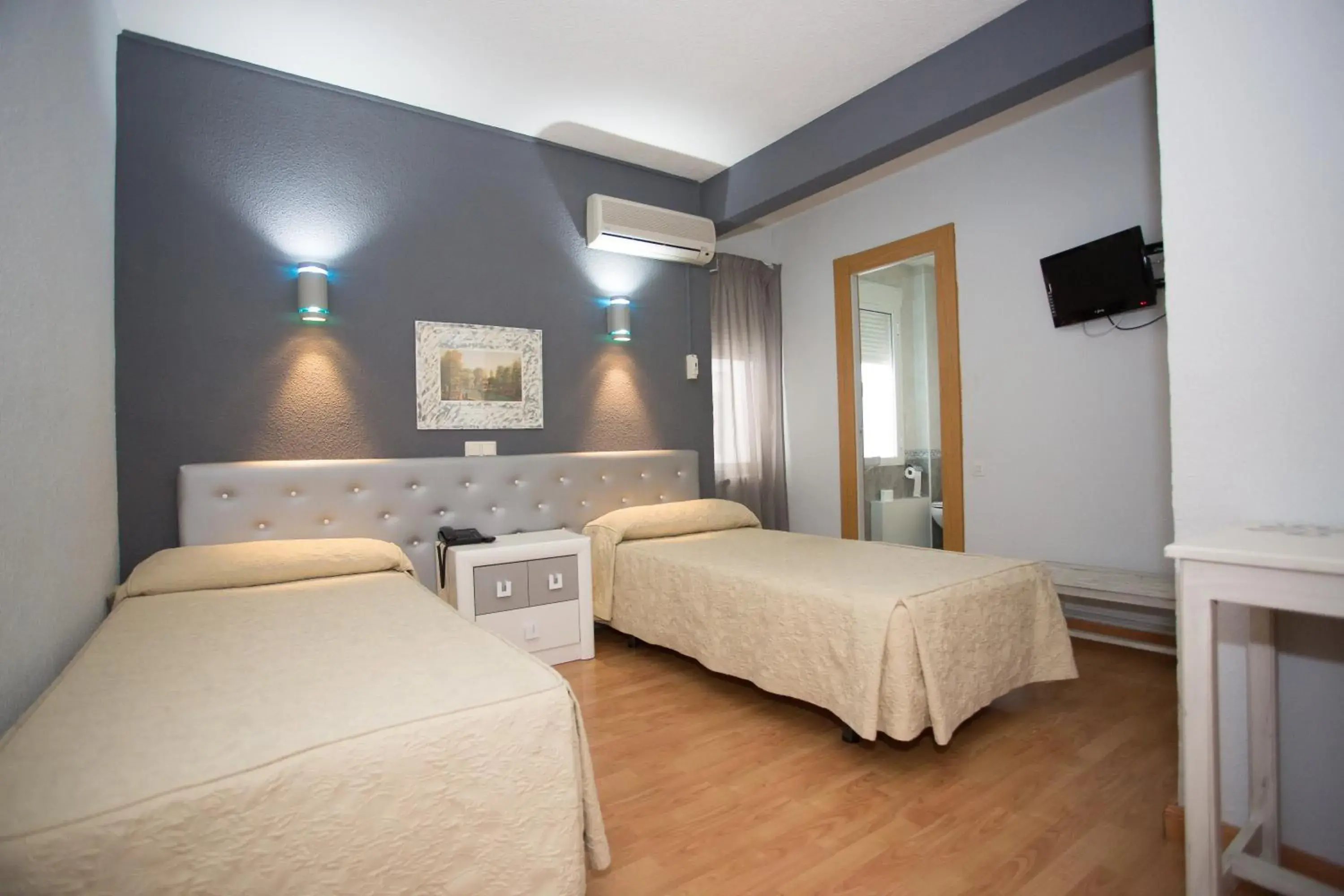 Budget Twin Room in Hostal Real Aranjuez Budget Twin Room in Hostal Real Aranjuez