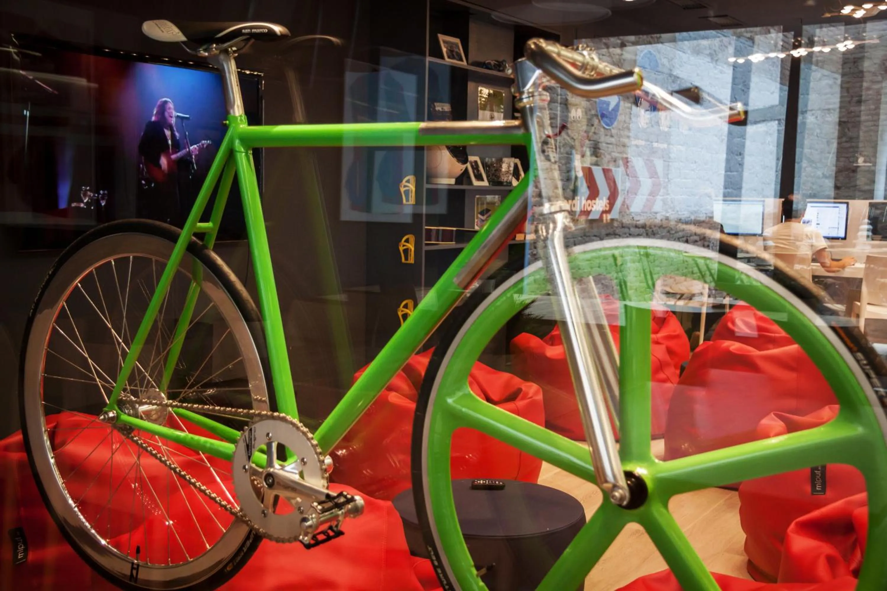 Communal lounge/ TV room in Sant Jordi Hostels Gracia