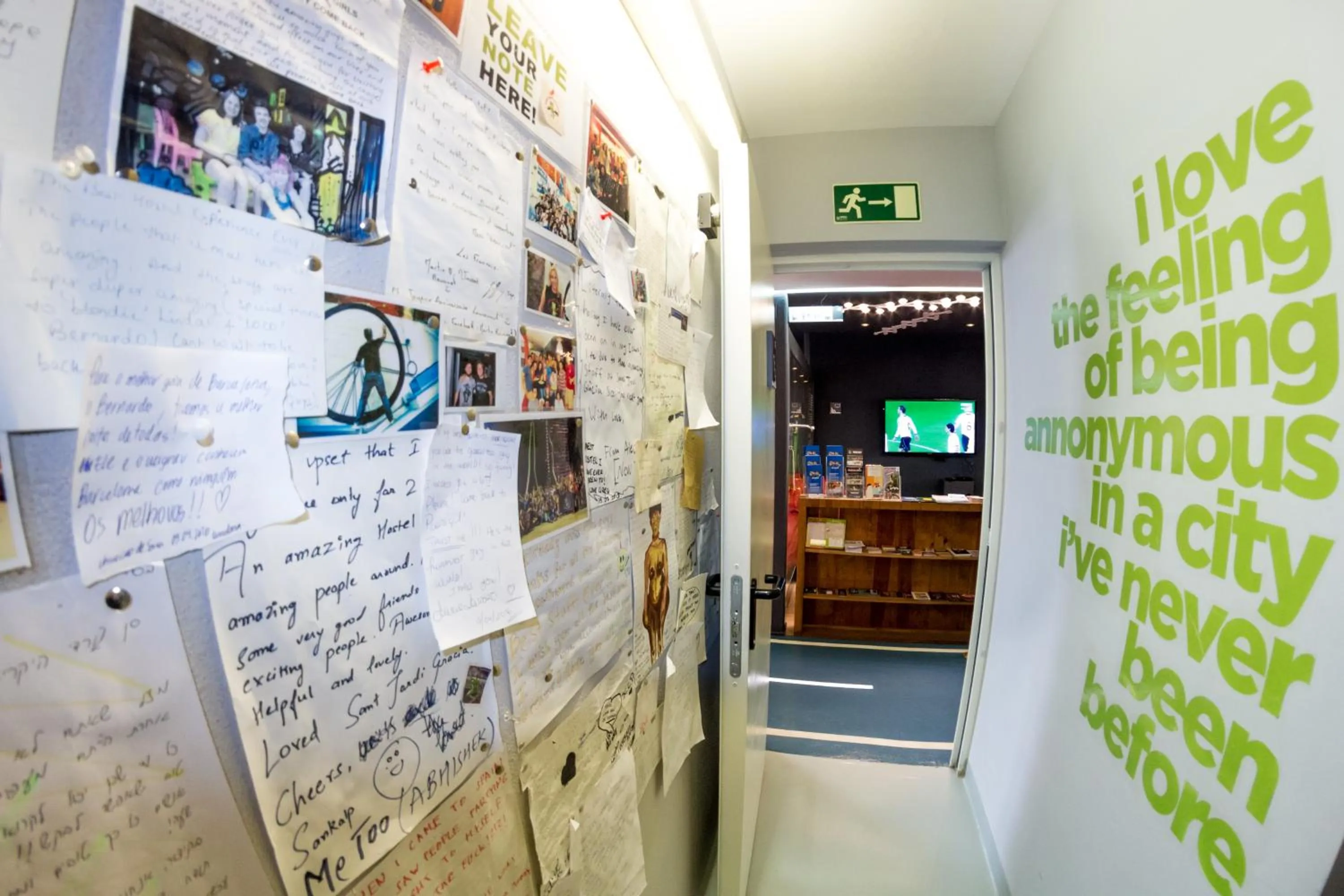 Communal lounge/ TV room in Sant Jordi Hostels Gracia