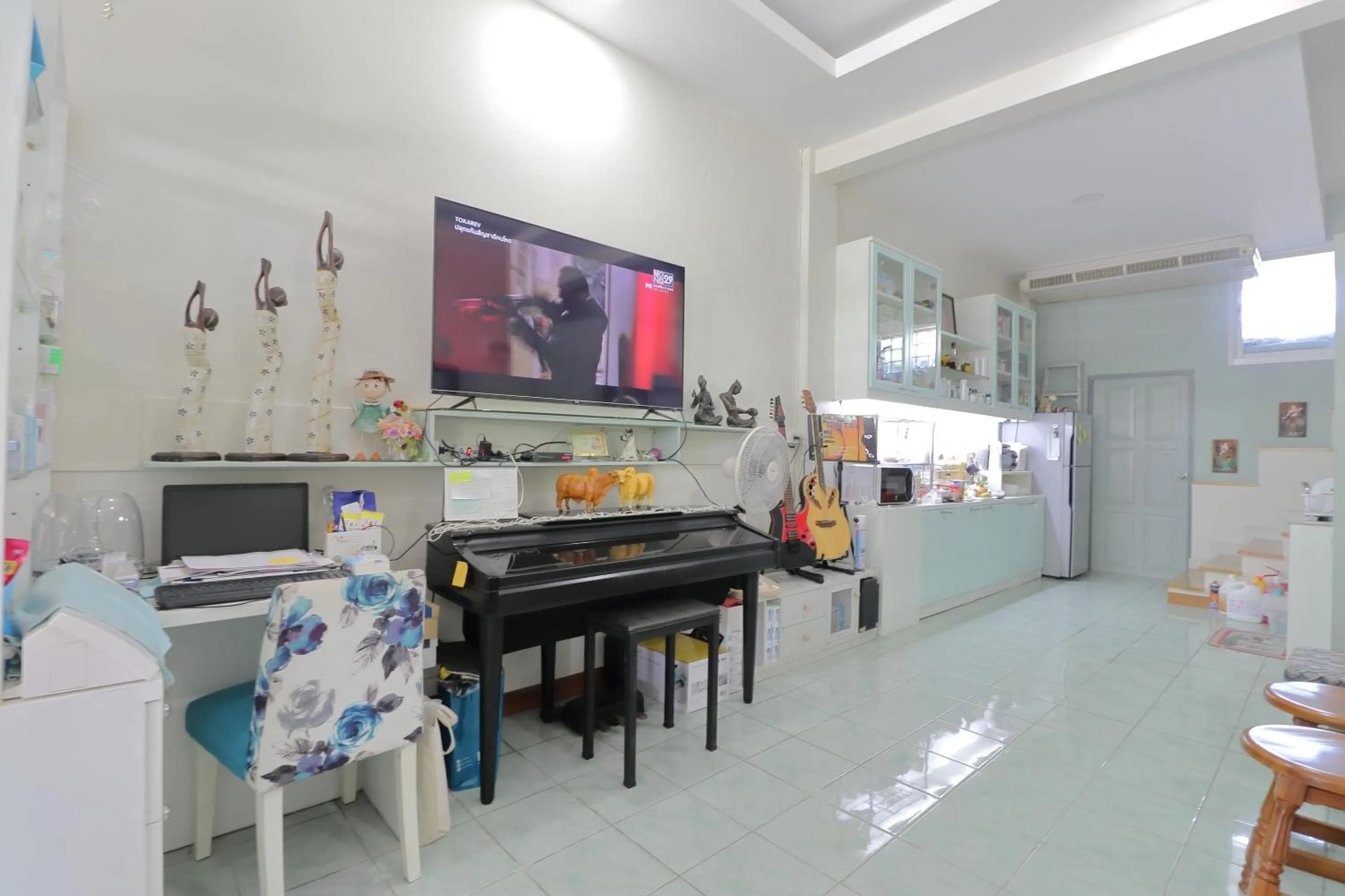 Communal lounge/ TV room in Saen Sabai Hostel