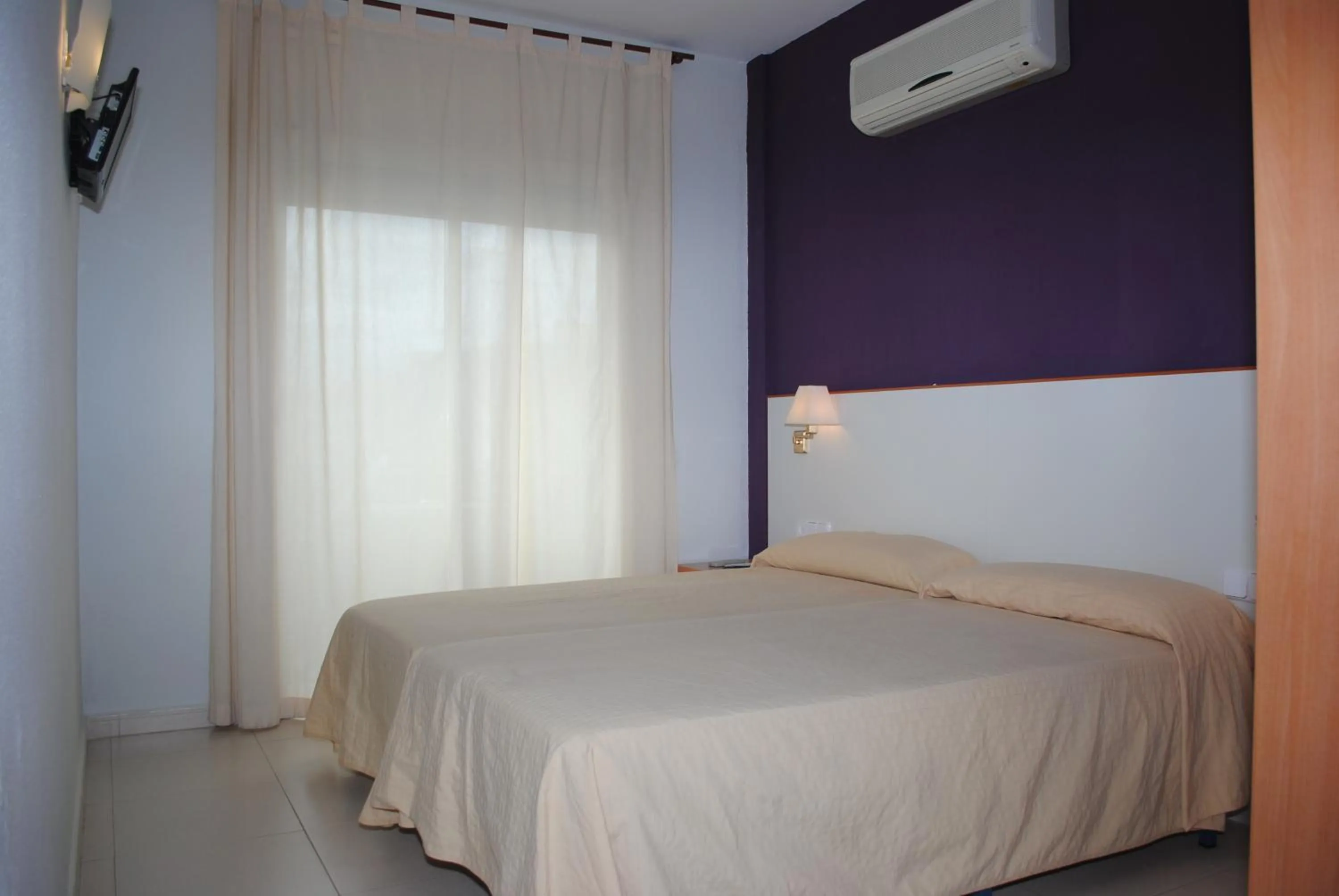 Bed in Hotel Sant Jordi