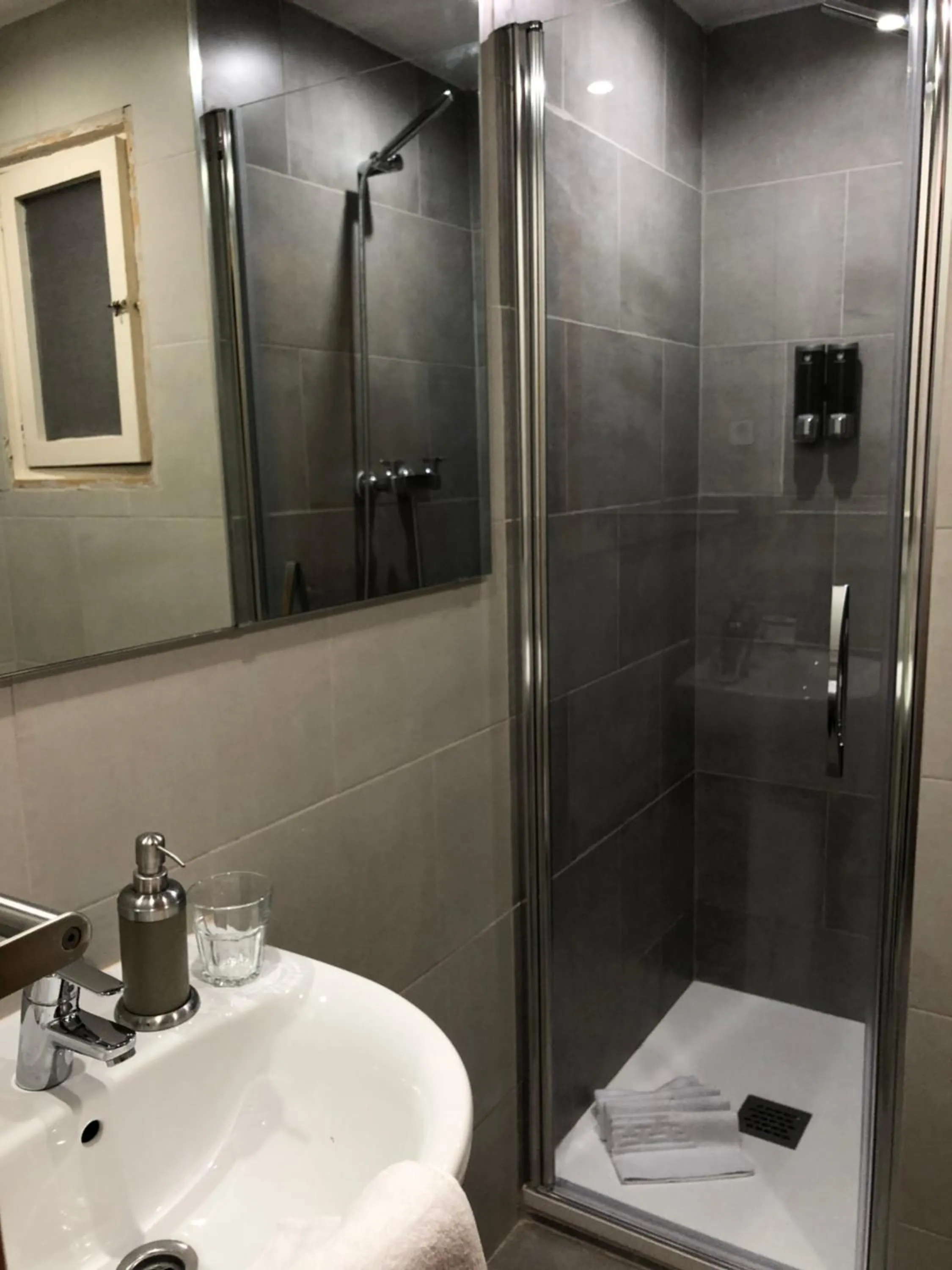 Shower in Hotel Sant Jordi