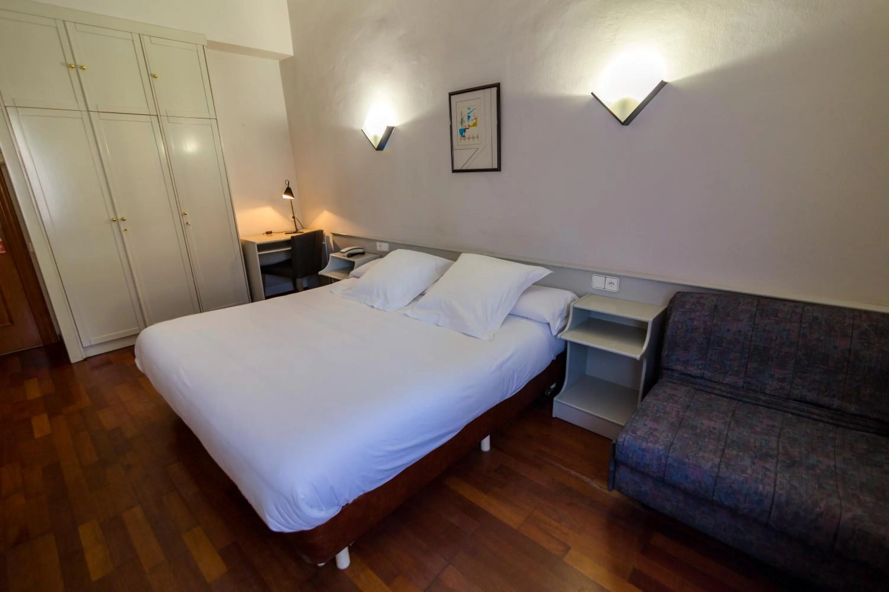 Decorative detail, Bed in Hospedium Hotel Lleida