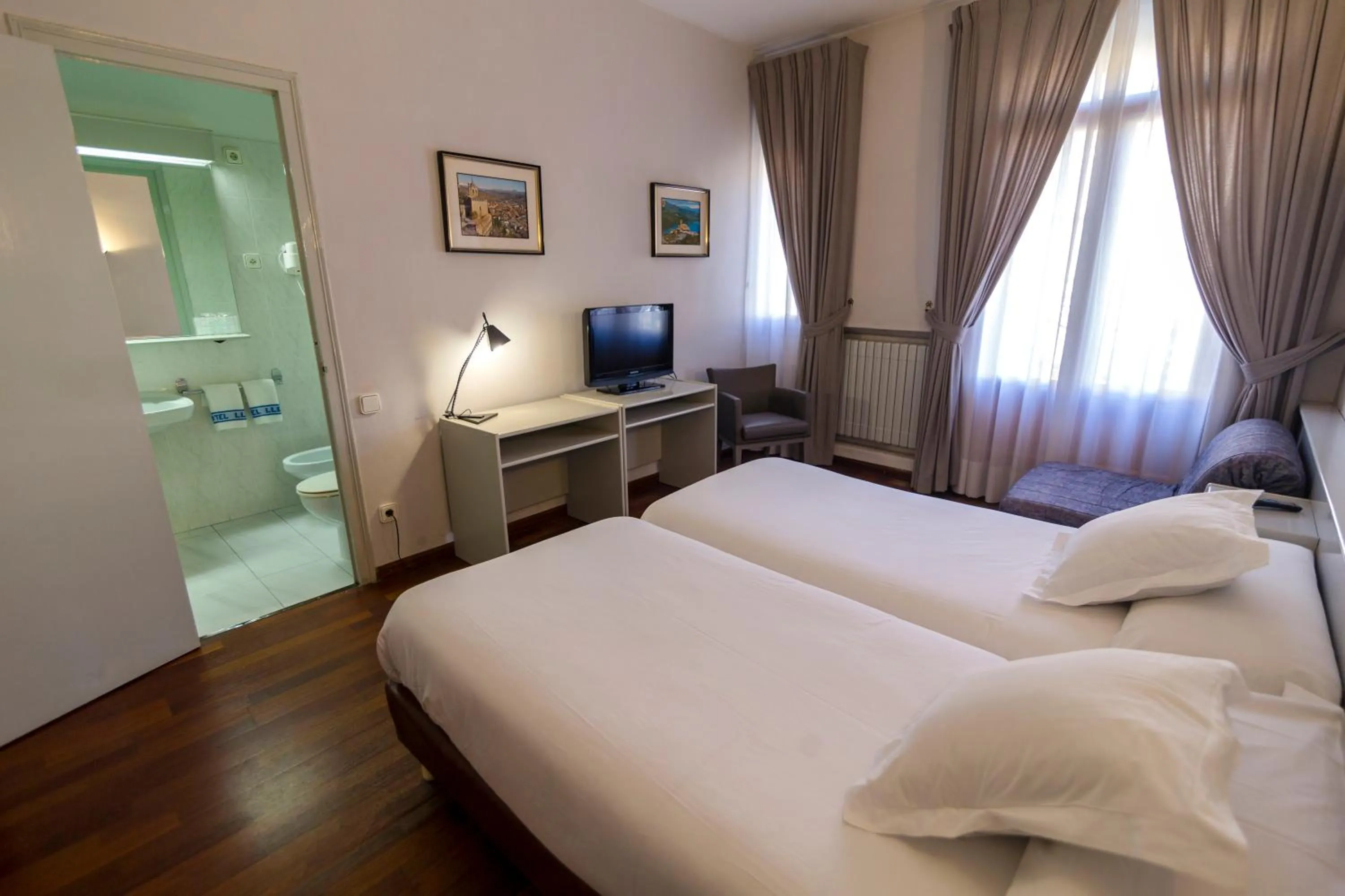 TV and multimedia, Bed in Hospedium Hotel Lleida