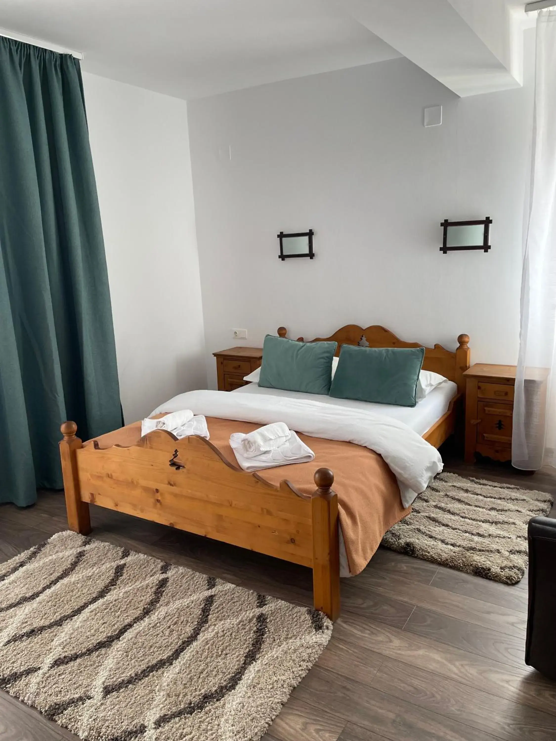 Double Room with Lake View in Valea Salbatica Double Room with Lake View in Valea Salbatica