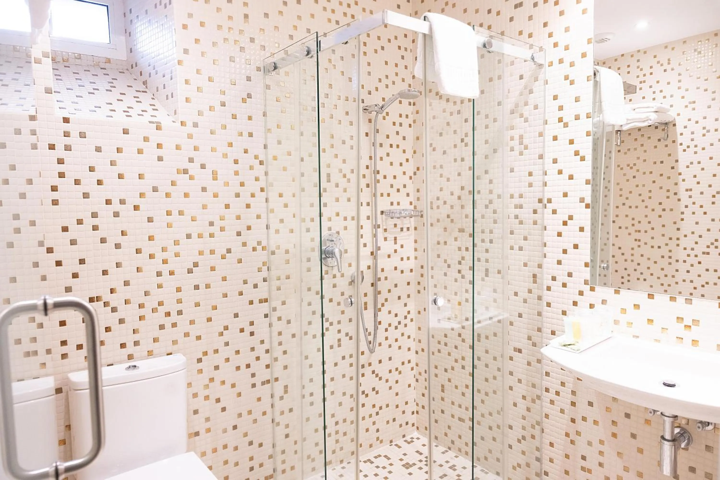 Bathroom in Hotel Montes