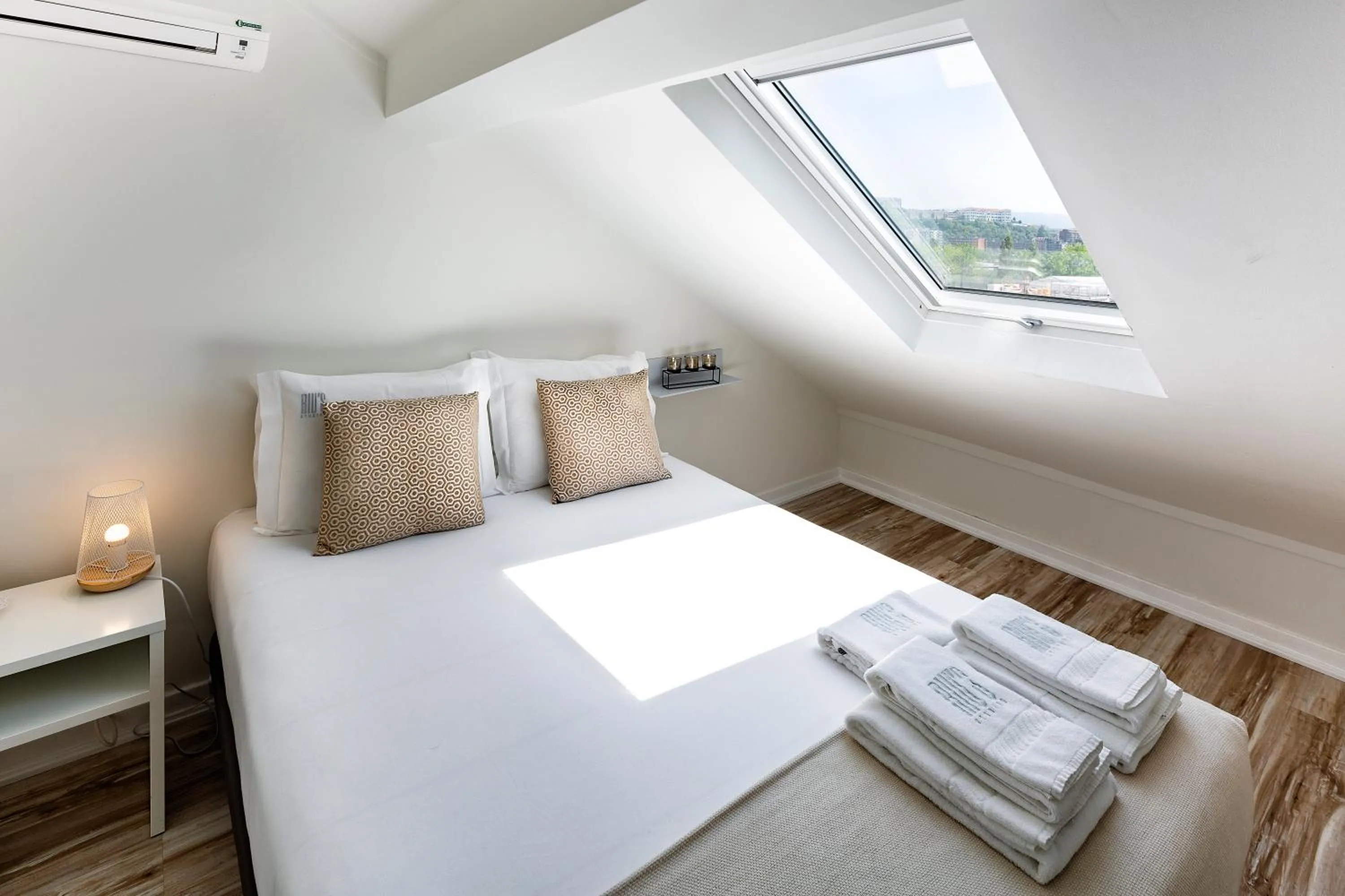 Bedroom, Bed in JR Studios & Suites I Rius I