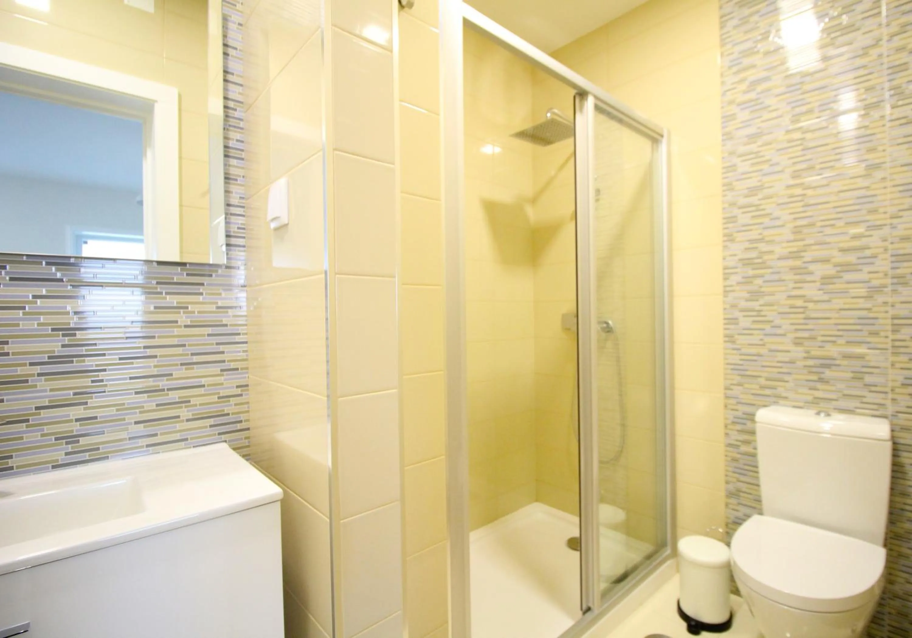 Toilet in JR Studios & Suites I Rius I