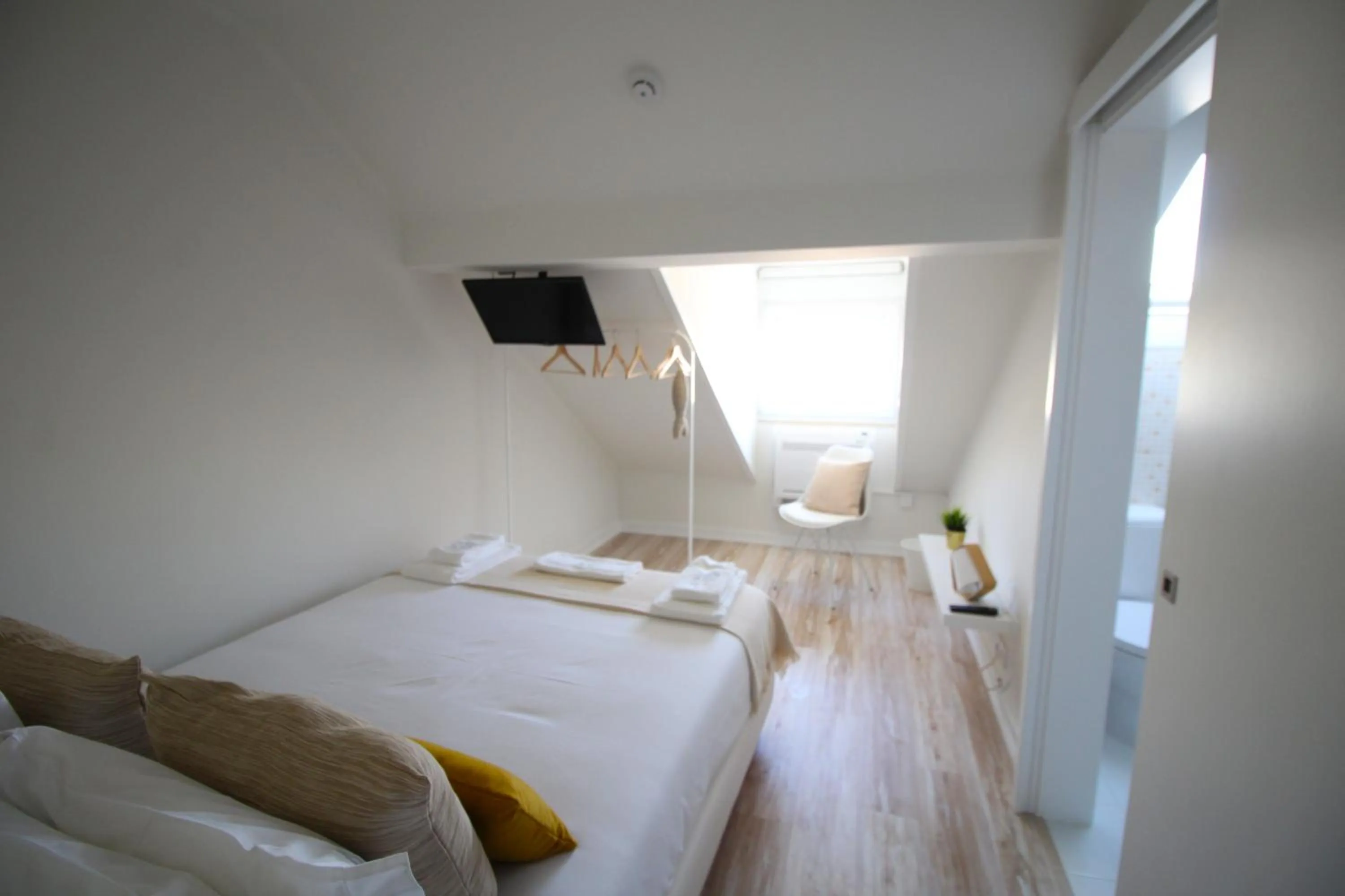 Bathroom, Bed in JR Studios & Suites I Rius I