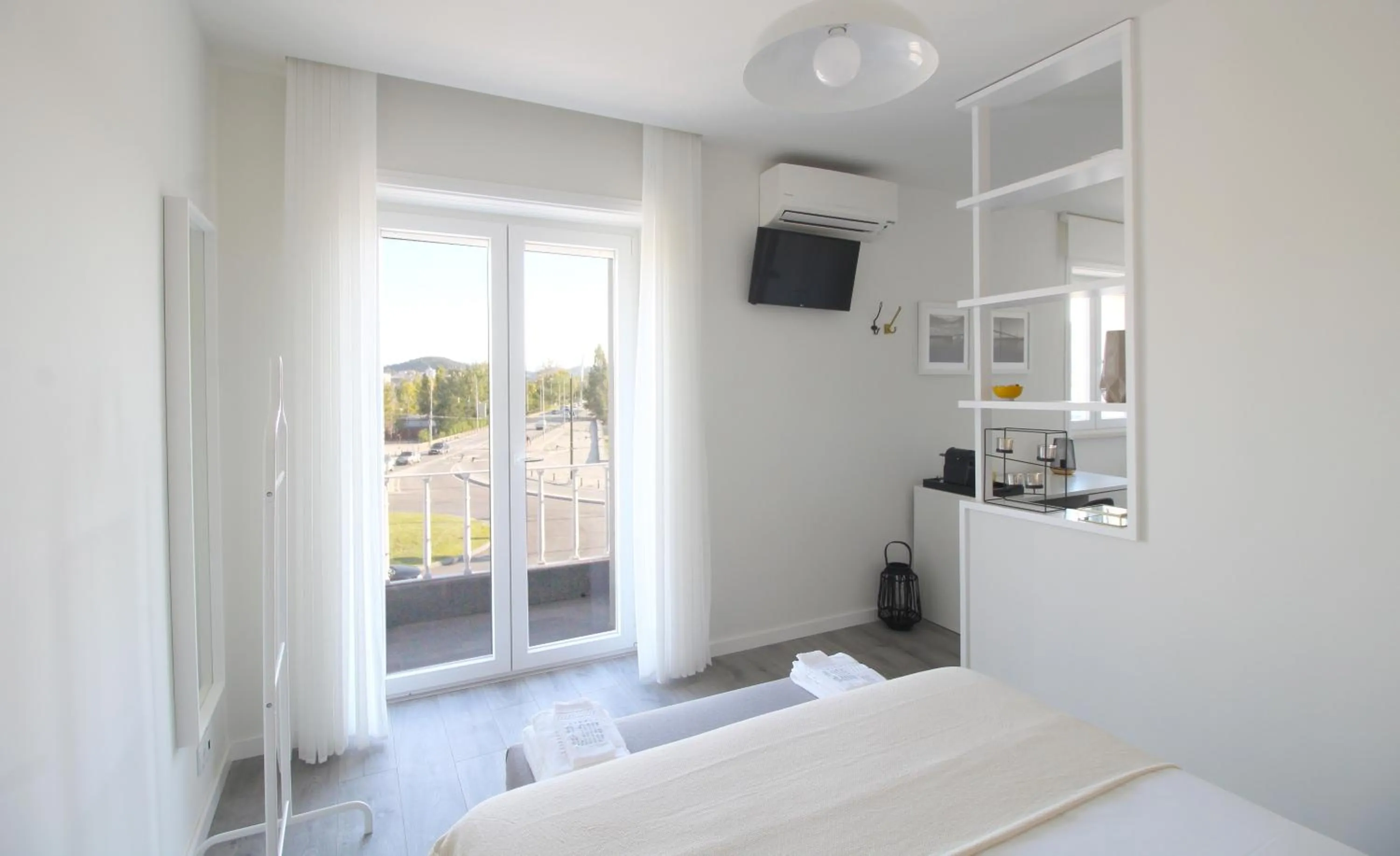 City view, Bed in JR Studios & Suites I Rius I