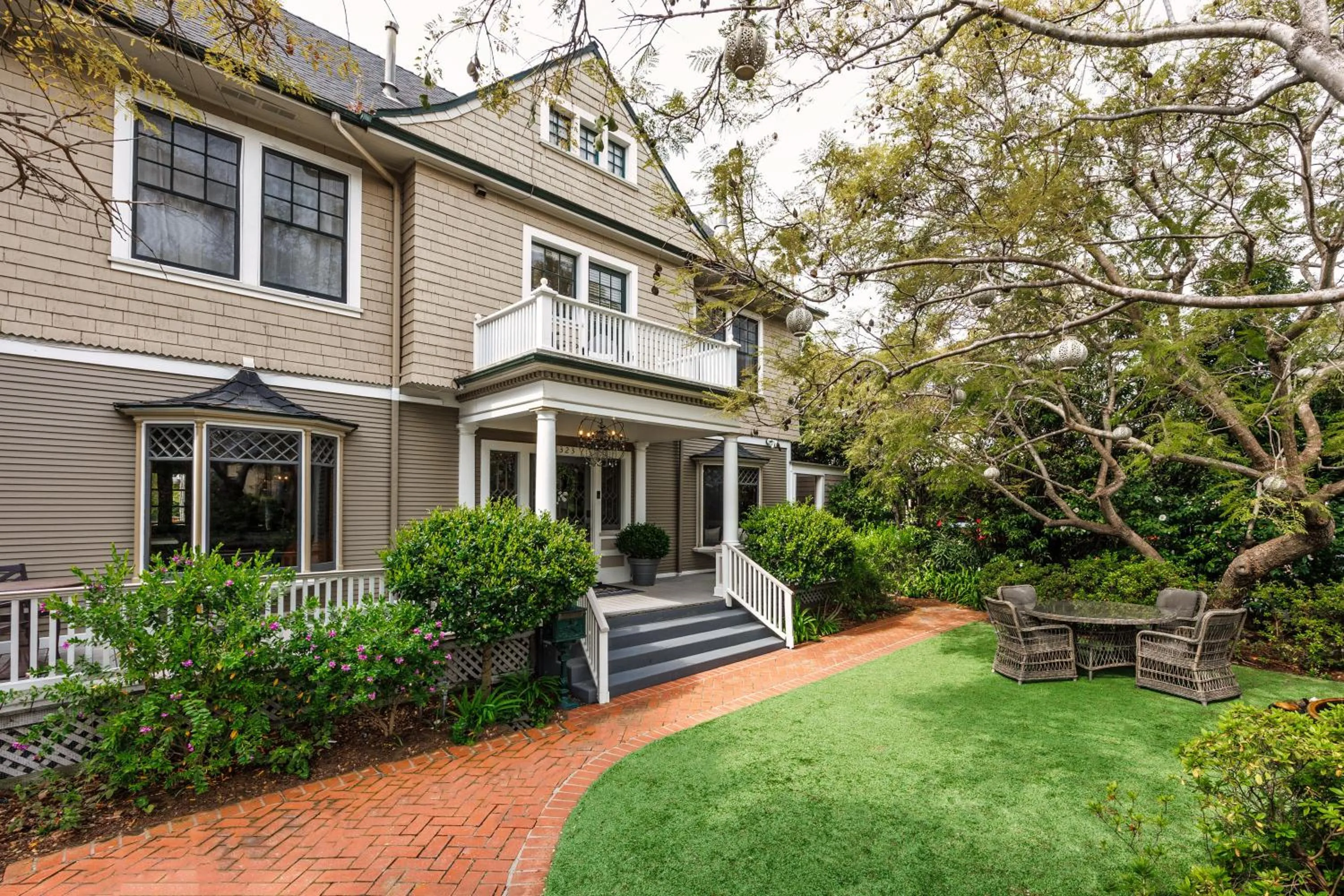 Facade/entrance in De La Vina Inn