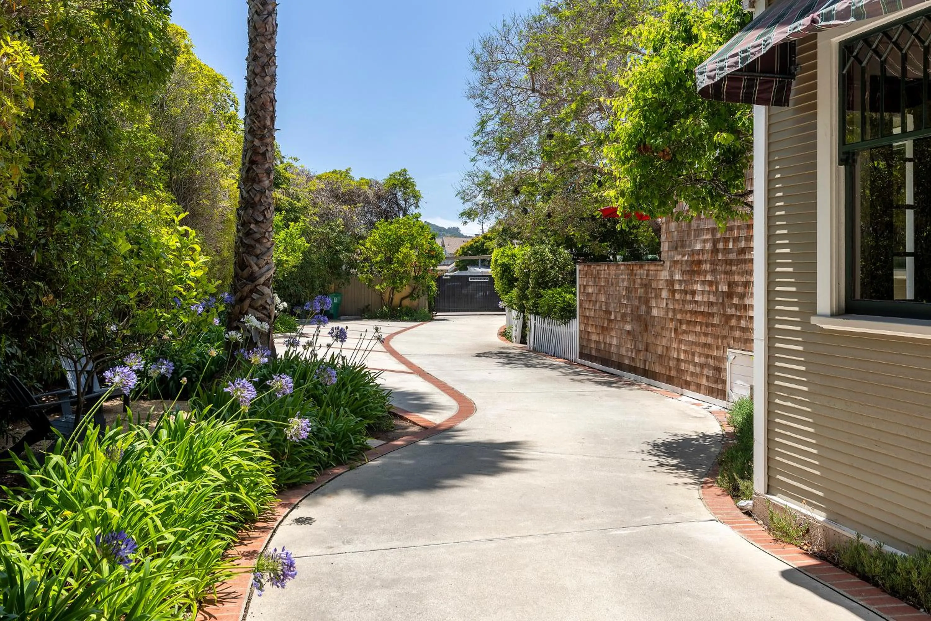 Parking in De La Vina Inn