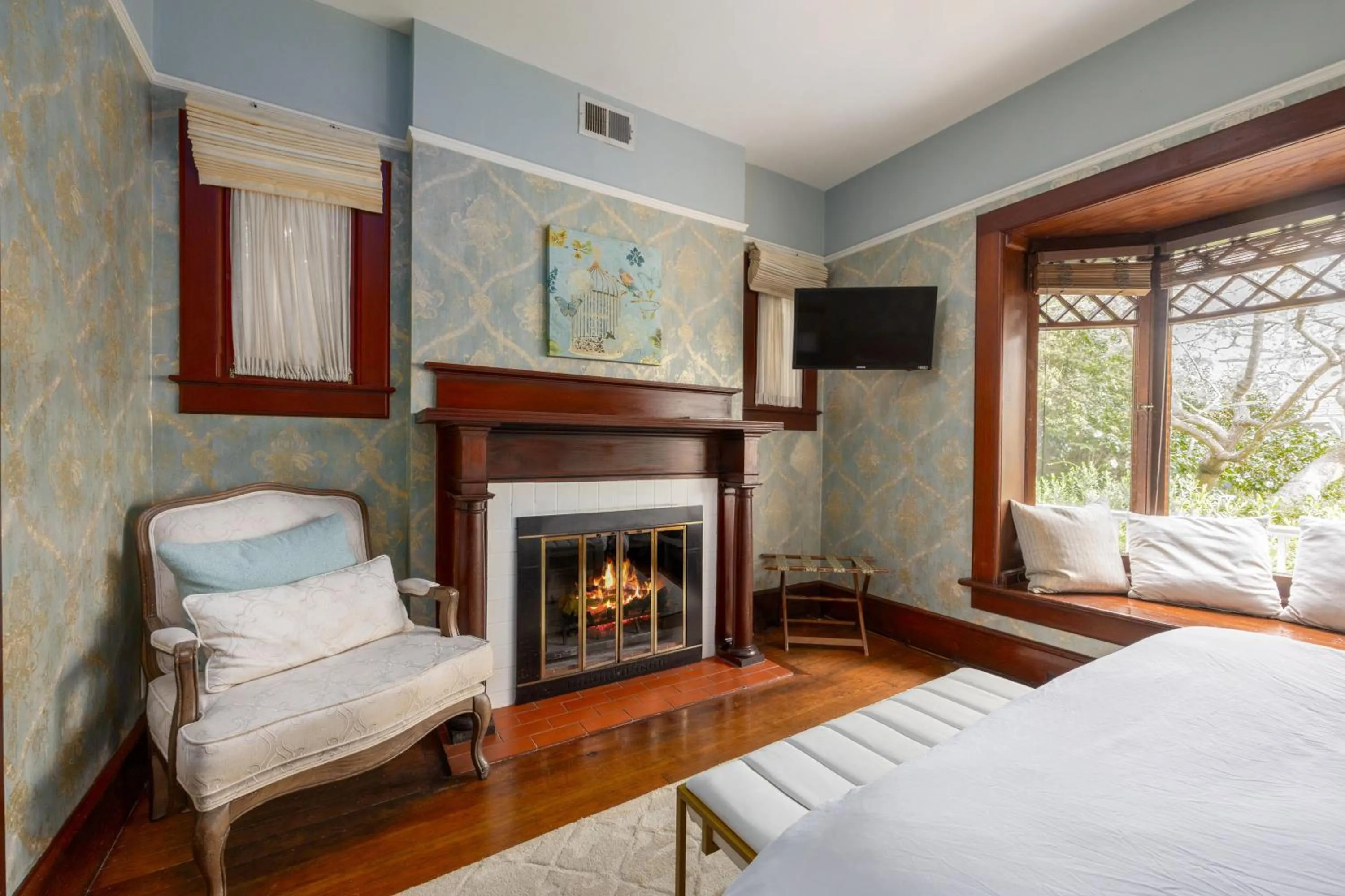 TV and multimedia, Bed in De La Vina Inn