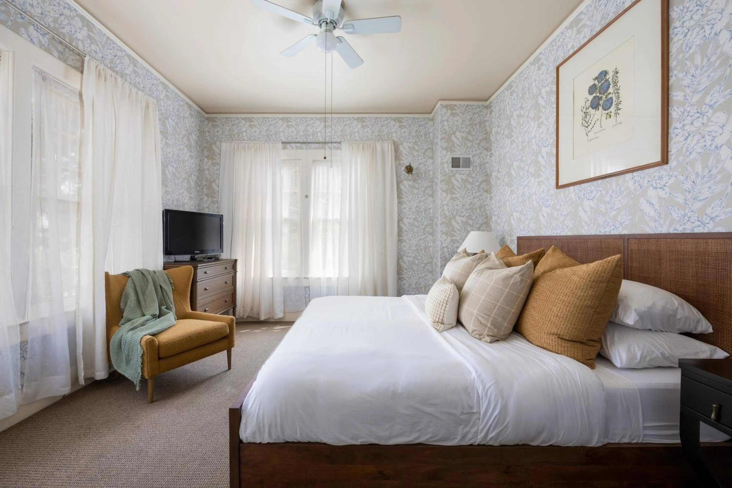 Bed in De La Vina Inn