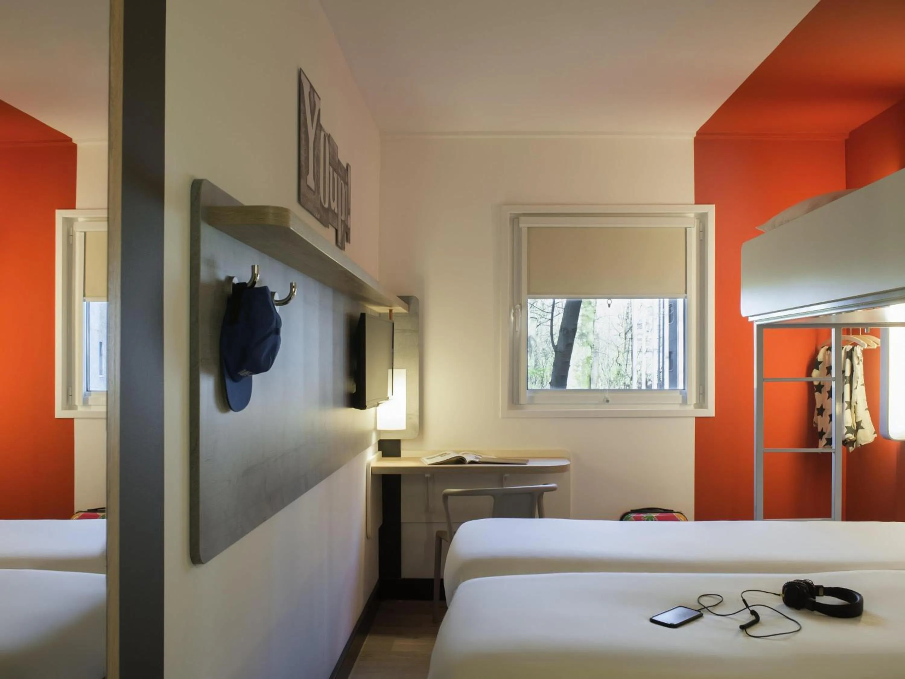 Bedroom, Bed in ibis budget Amsterdam Airport