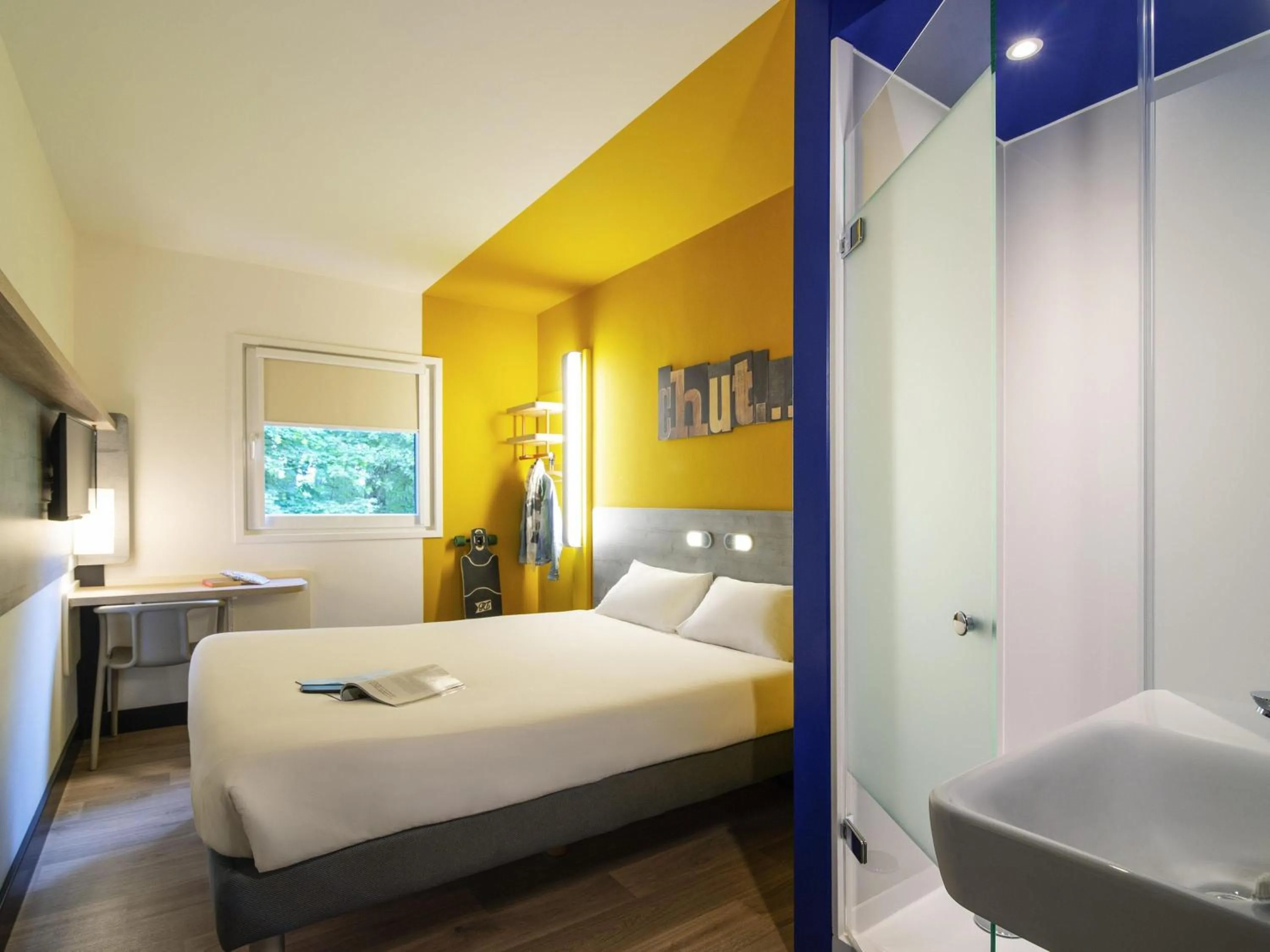 Bedroom, Bed in ibis budget Amsterdam Airport