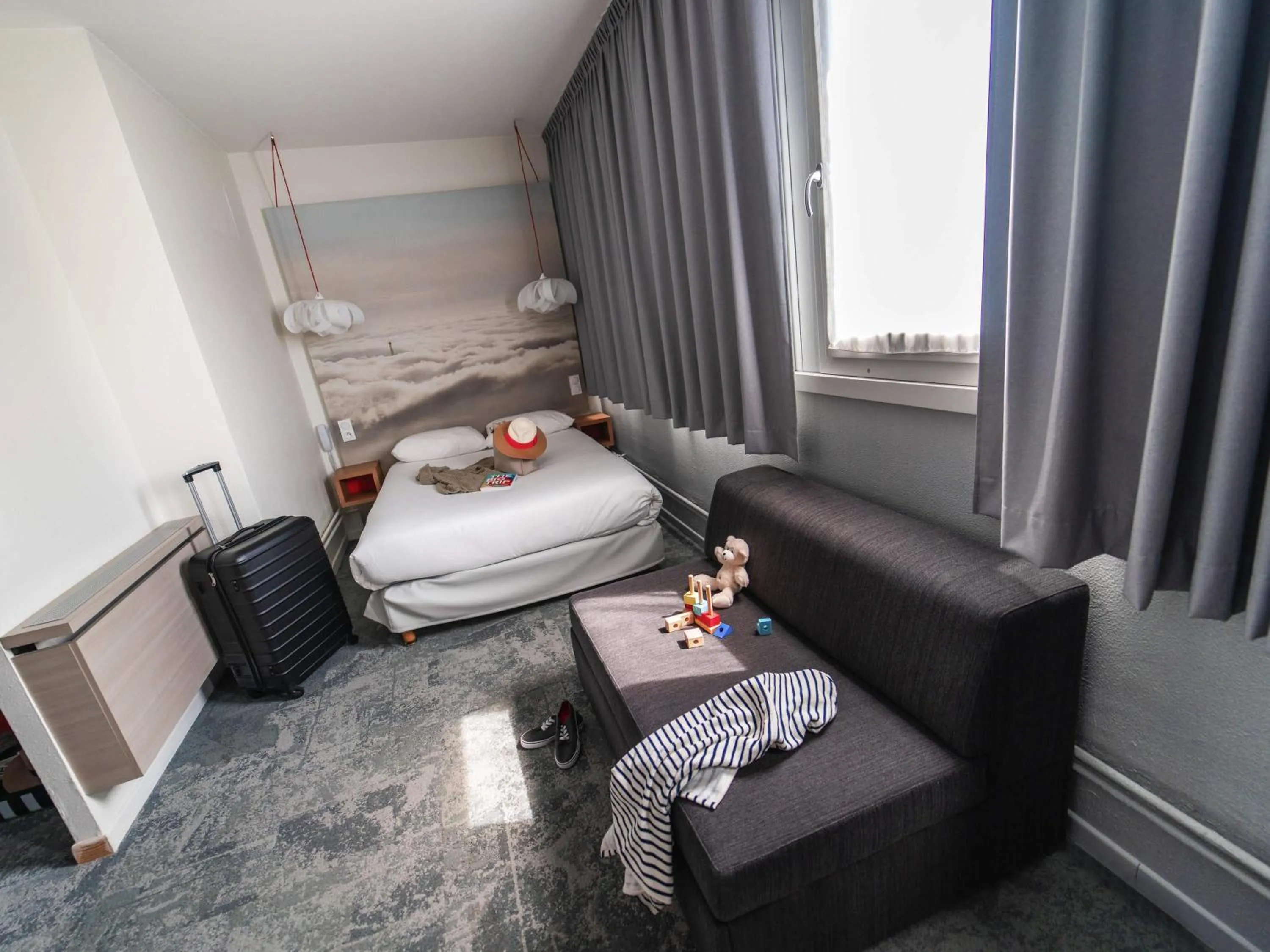 Bedroom, Bed in ibis Styles Paris Velizy
