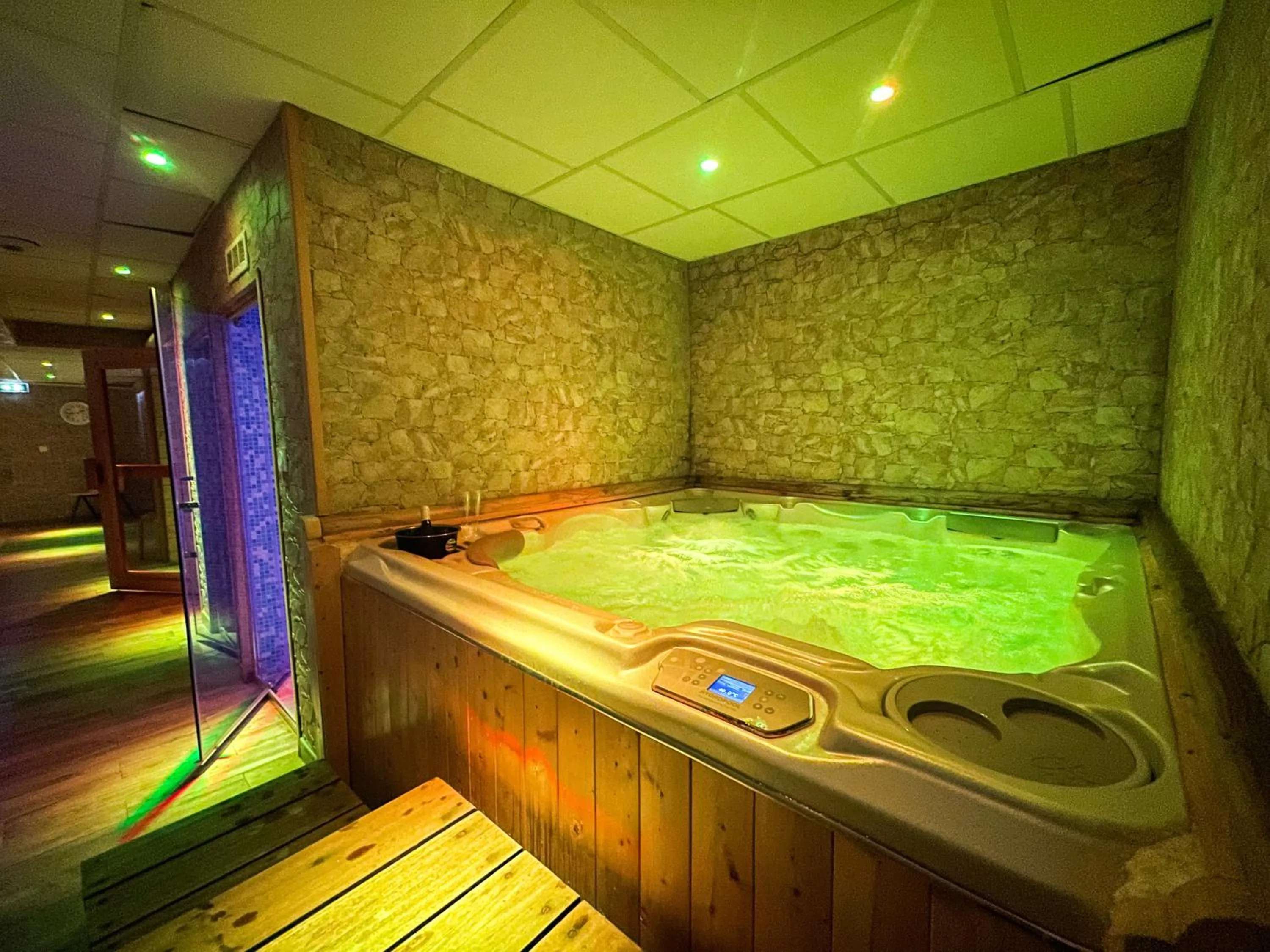 Hot Tub in Atmosphere Hotel