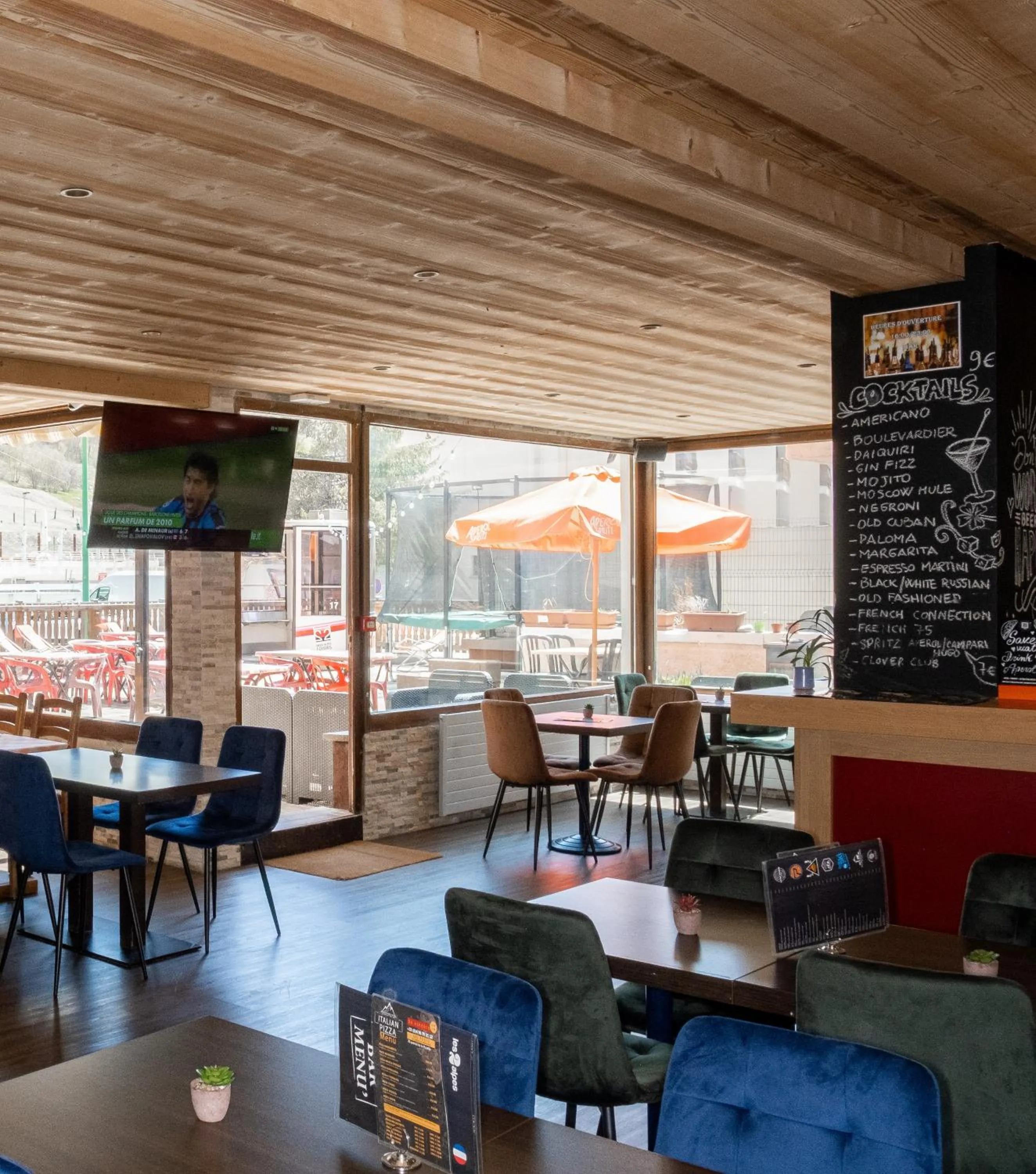 Lounge or bar in Atmosphere Hotel