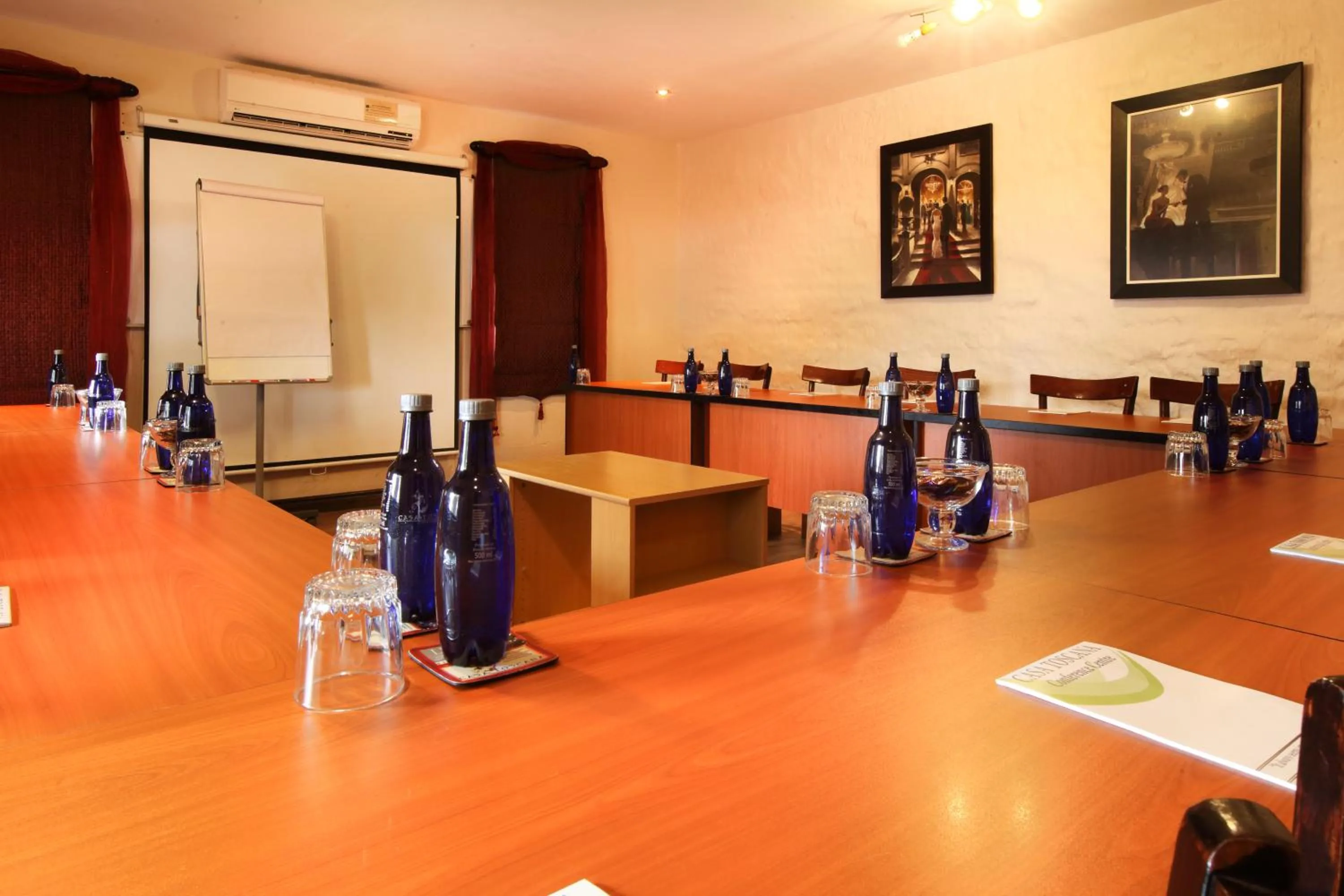 Meeting/conference room in Casa Toscana Lodge