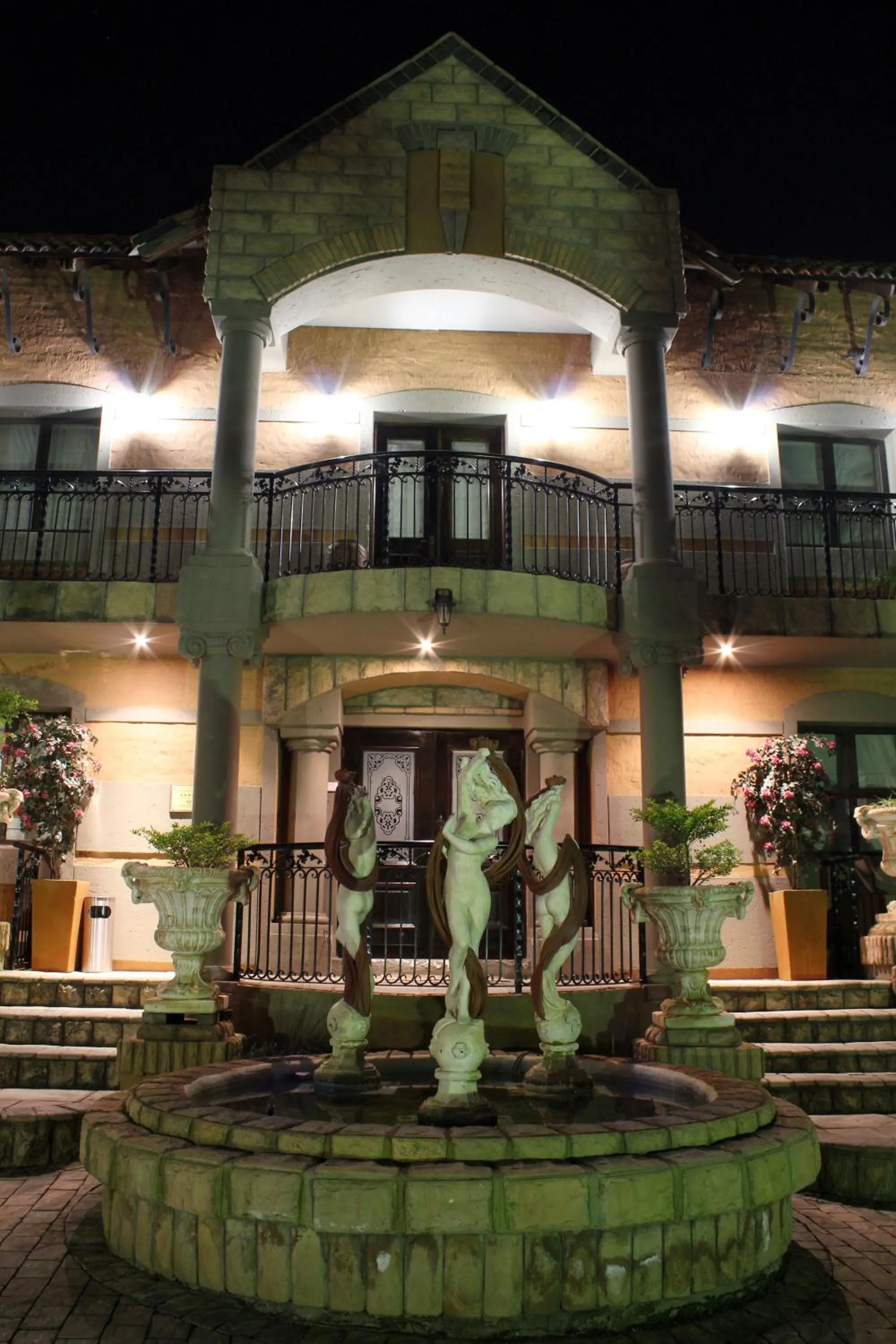 Facade/entrance in Casa Toscana Lodge