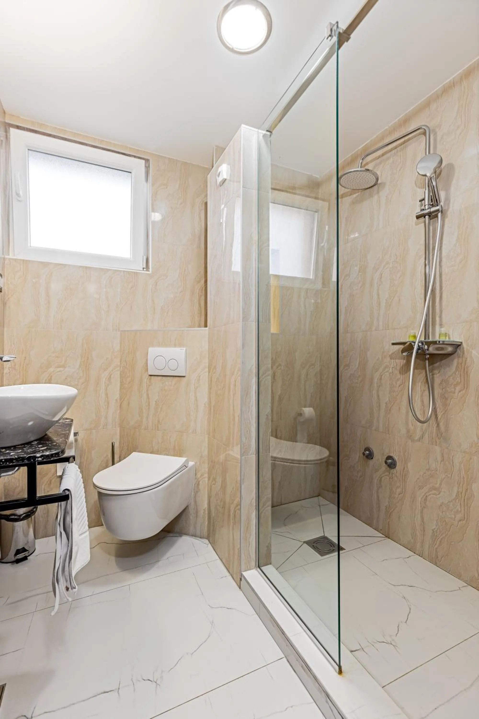 Shower in ForS Resort & Spa