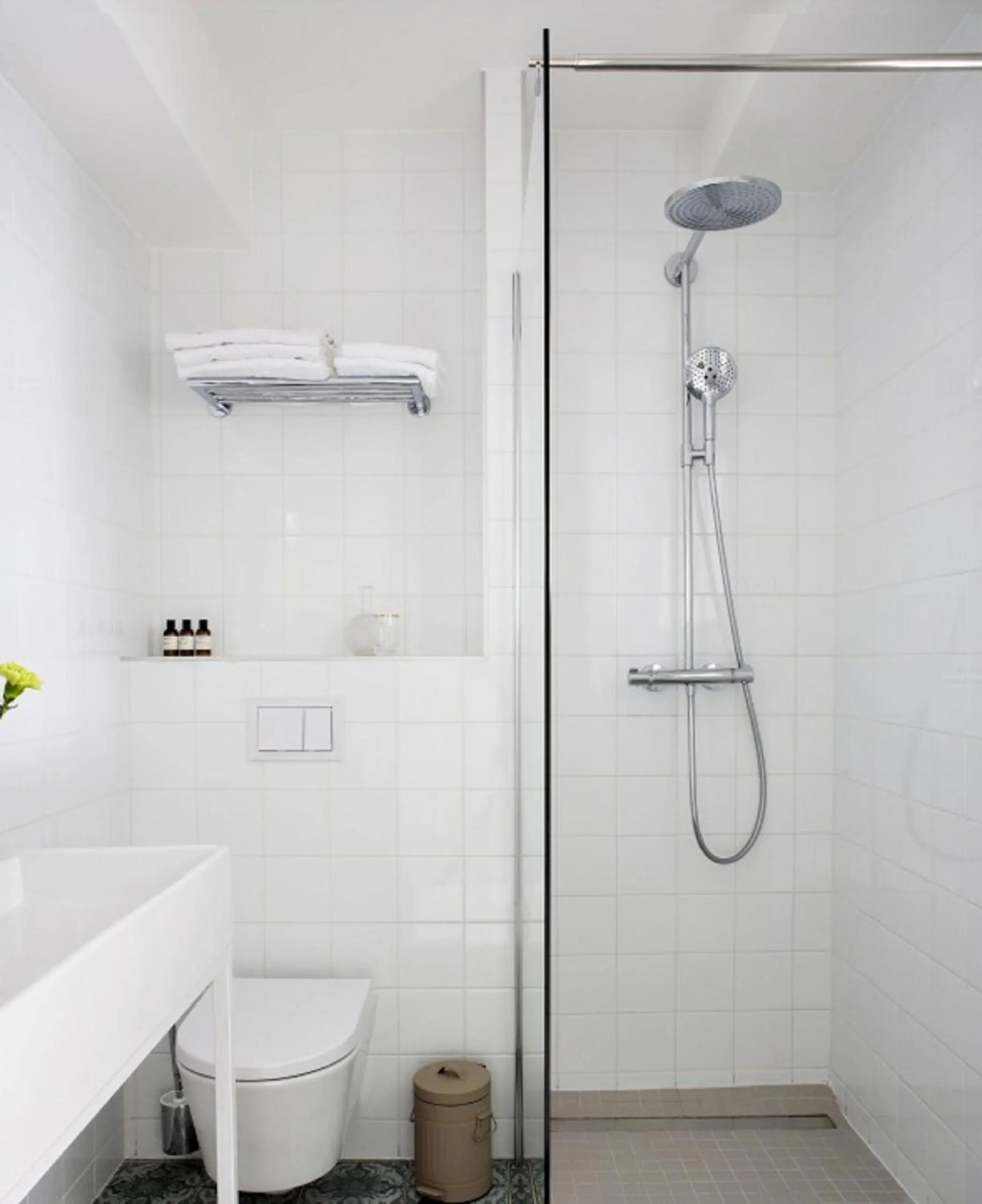 Shower in Hôtel Henriette