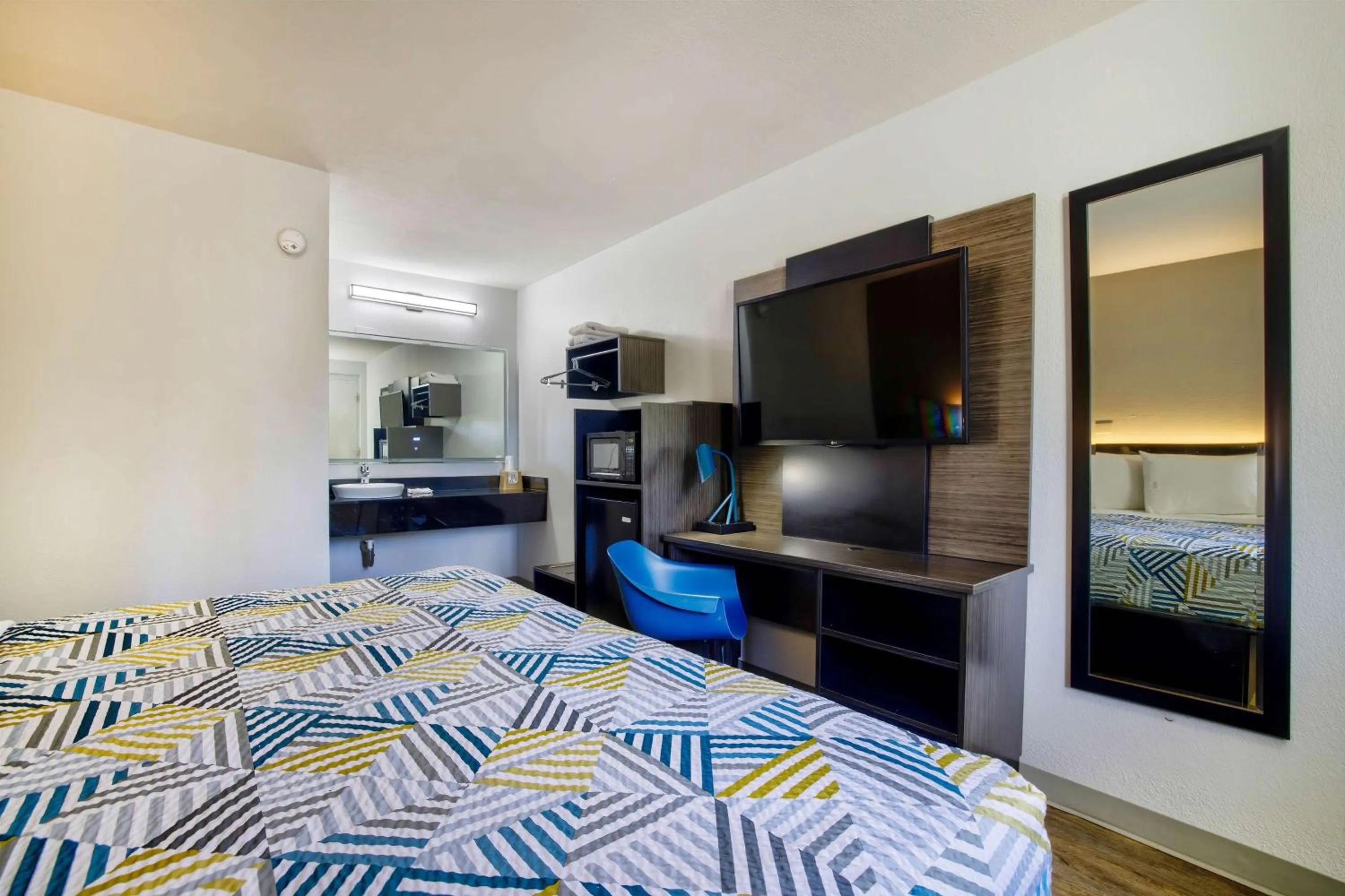 Bedroom, Bed in Motel 6-Jackson, MS