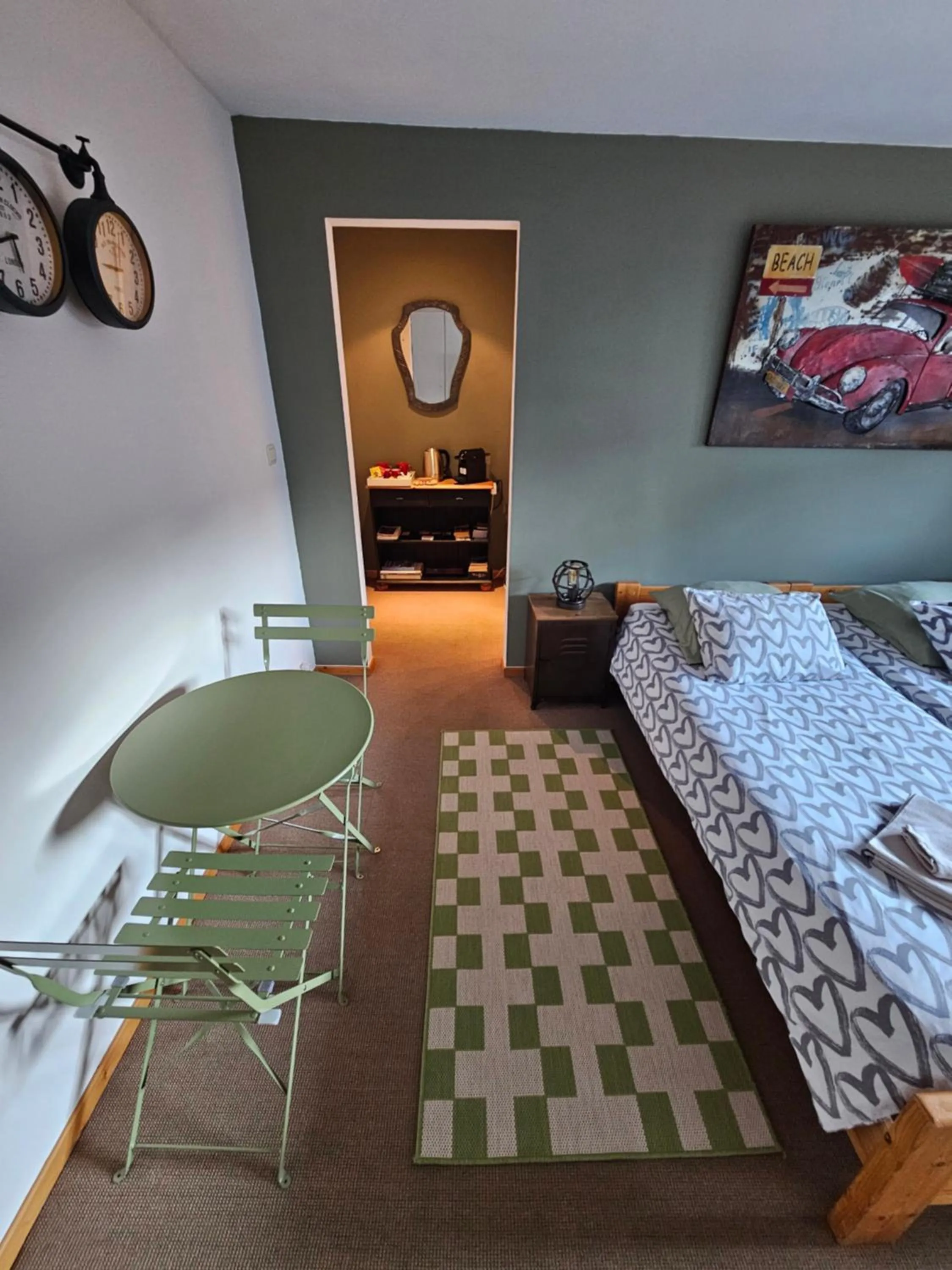 Photo of the whole room, Bed in Brigitte & Alain