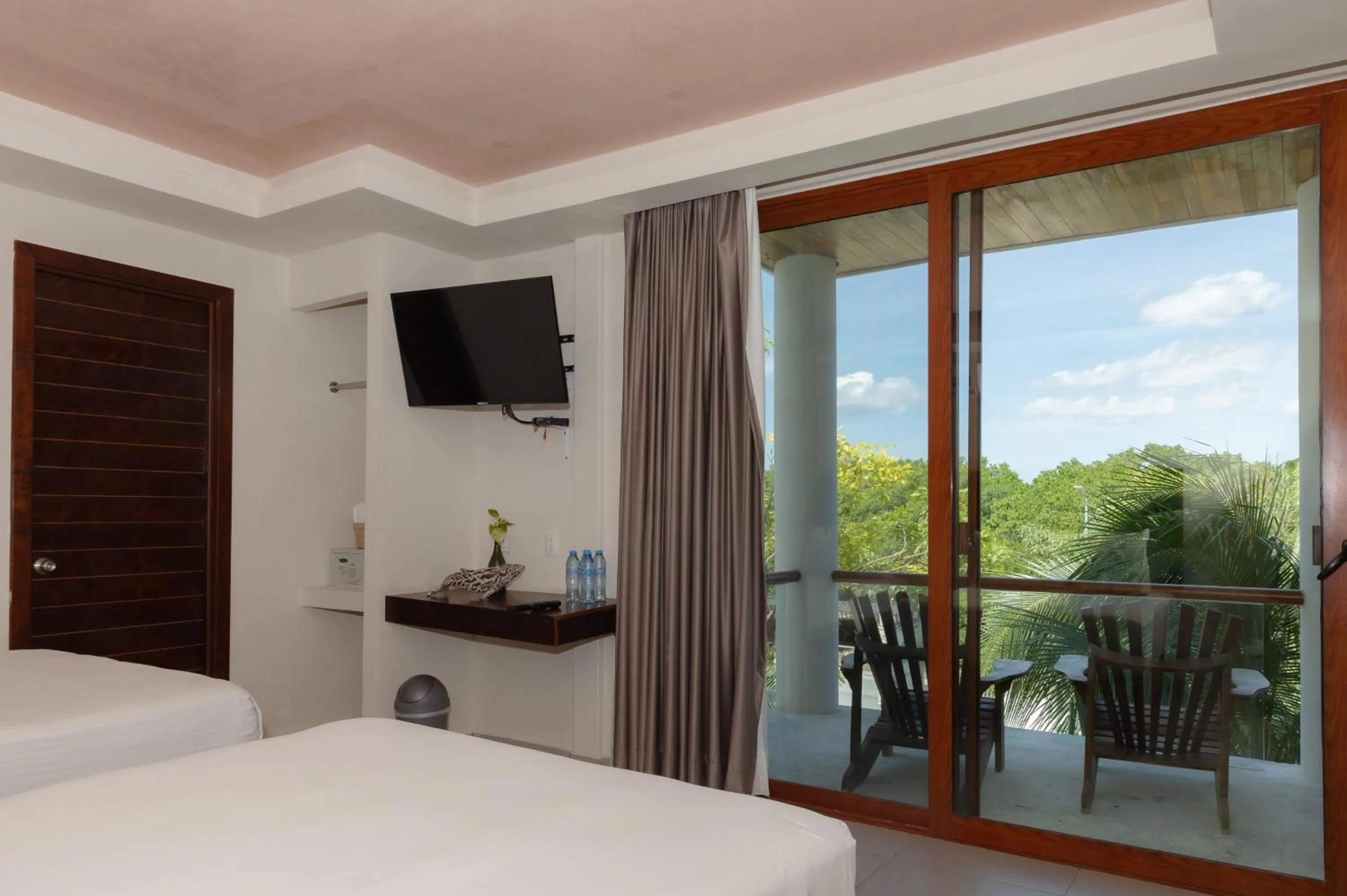 Seating area, Bed in Aquastar Unique Hotel & Apartments Mahahual