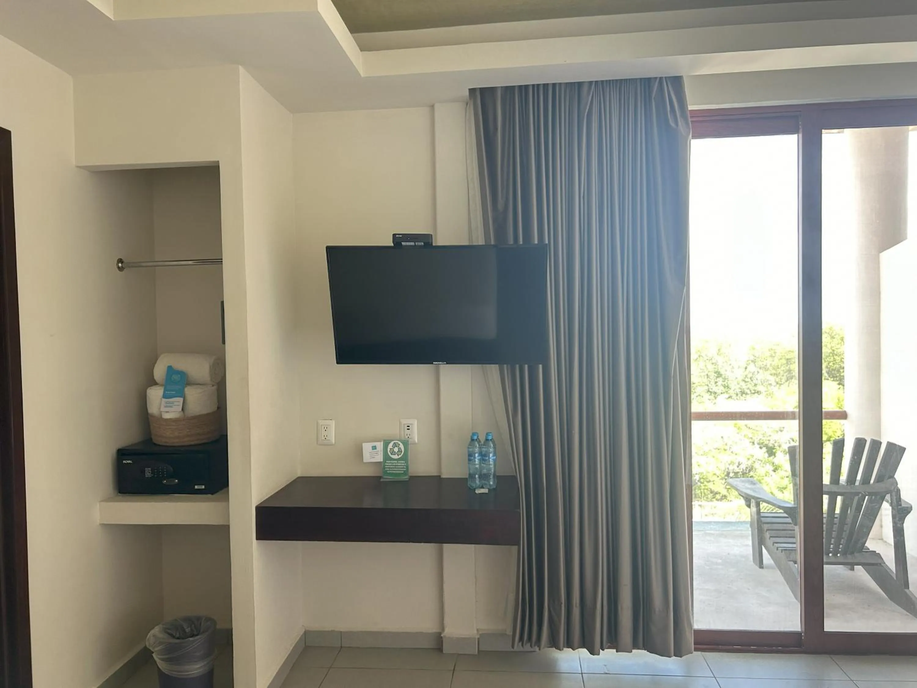 TV and multimedia in Aquastar Unique Hotel & Apartments Mahahual