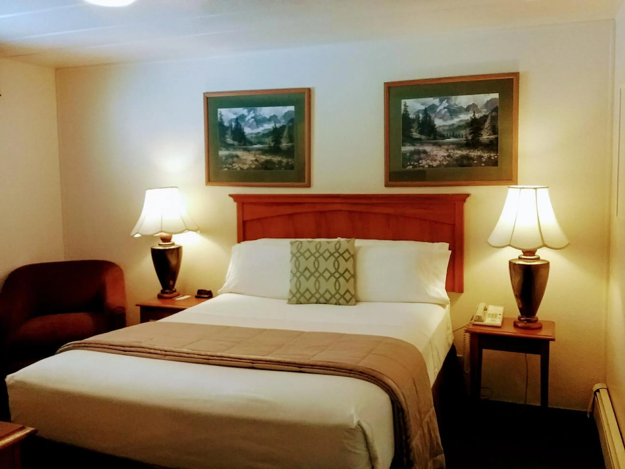 Deluxe Queen Room - single occupancy in Alaska Country Inn
