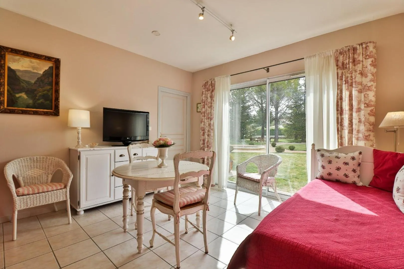 Seating area, Bed in La Milane