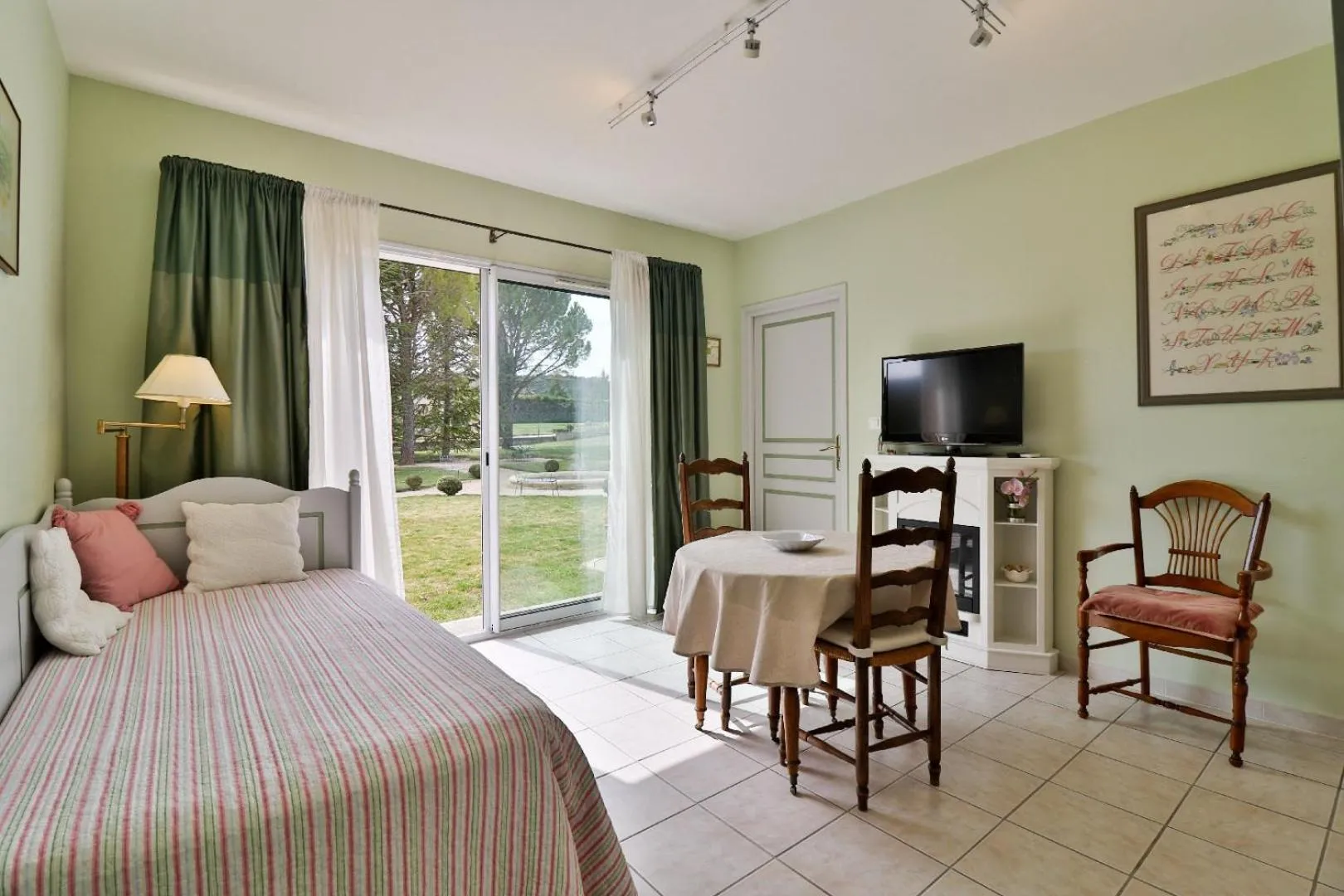 Seating area, Bed in La Milane
