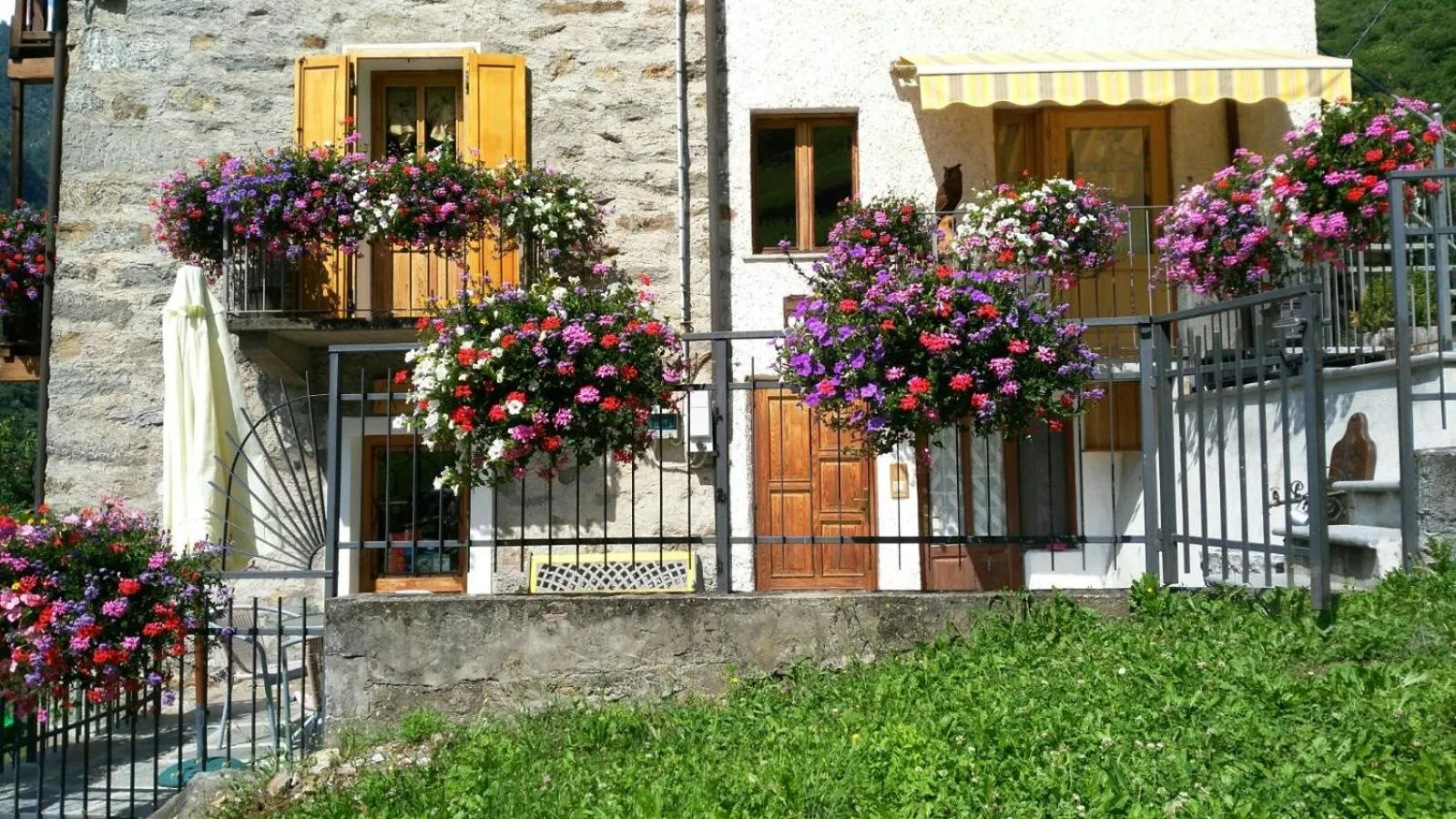 Facade/entrance in B&B Maison Vallomy
